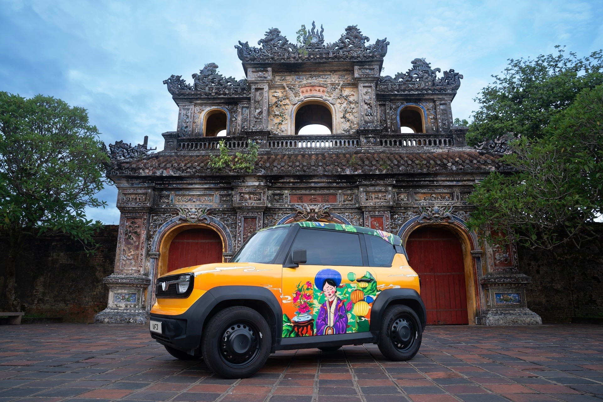 Khi thị trường xe Việt có xu hướng chững lại trong giai đoạn Tết Nguyên đán, VinFast nói chung và VF 3 vẫn bán khá ổn. Mẫu xe điện cỡ nhỏ VinFast VF 3 dẫn đầu danh sách ôtô bán chạy với 2.274 xe đến tay khách Việt. VinFast VF 3 hiện có 2 phiên bản Eco và Plus, giá bán lần lượt 302 triệu và 315 triệu đồng. Ảnh: VinFast.