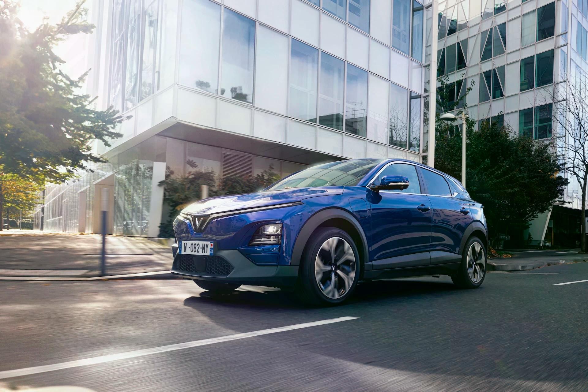 VinFast VF 6 tiếp tục áp đảo phân khúc SUV cỡ B khi sở hữu doanh số 1.042 xe trong tháng vừa rồi, bỏ xa thành tích bán hàng của loạt đối thủ Nhật Bản, Hàn Quốc như Toyota Yaris Cross và Hyundai Creta. VinFast VF 6 hiện có 2 phiên bản, giá bán lần lượt 689 triệu và 745 triệu đồng. Ảnh: VinFast.