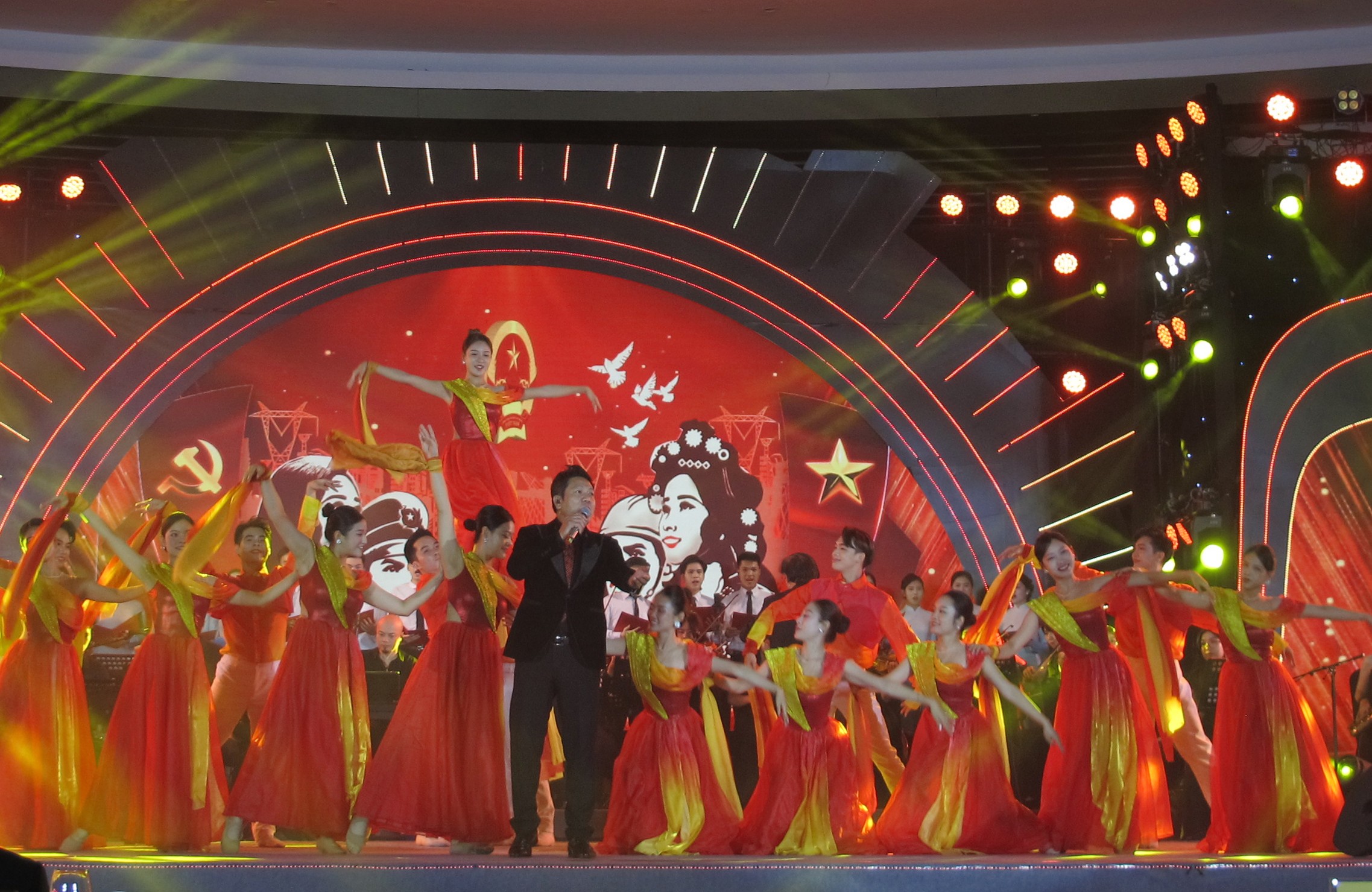 NSND Quốc Hưng trình diễn bài "Nguyện vì dân" trong Lễ tổng kết và trao giải Cuộc vận động sáng tác ca khúc về Quốc hội và Hội đồng nhân dân năm 2025 tại Nhà Quốc hội. Ảnh: Hội Nhạc sĩ