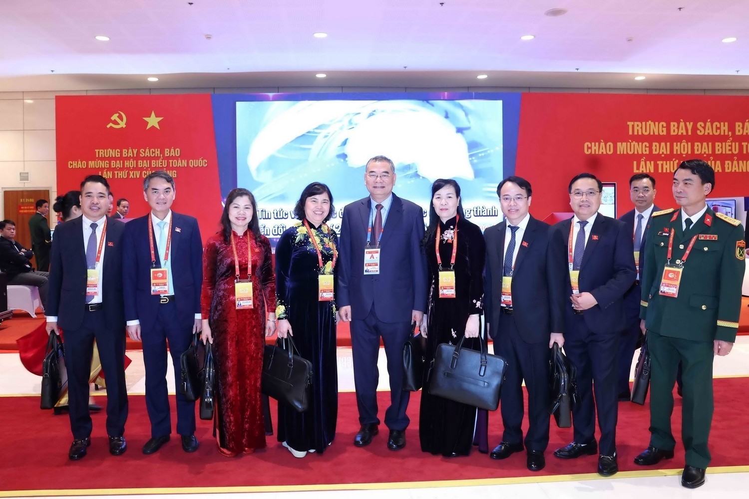 Các đại biểu đến dự phiên họp trù bị Đại hội XIV của Đảng. Ảnh: TTXVN