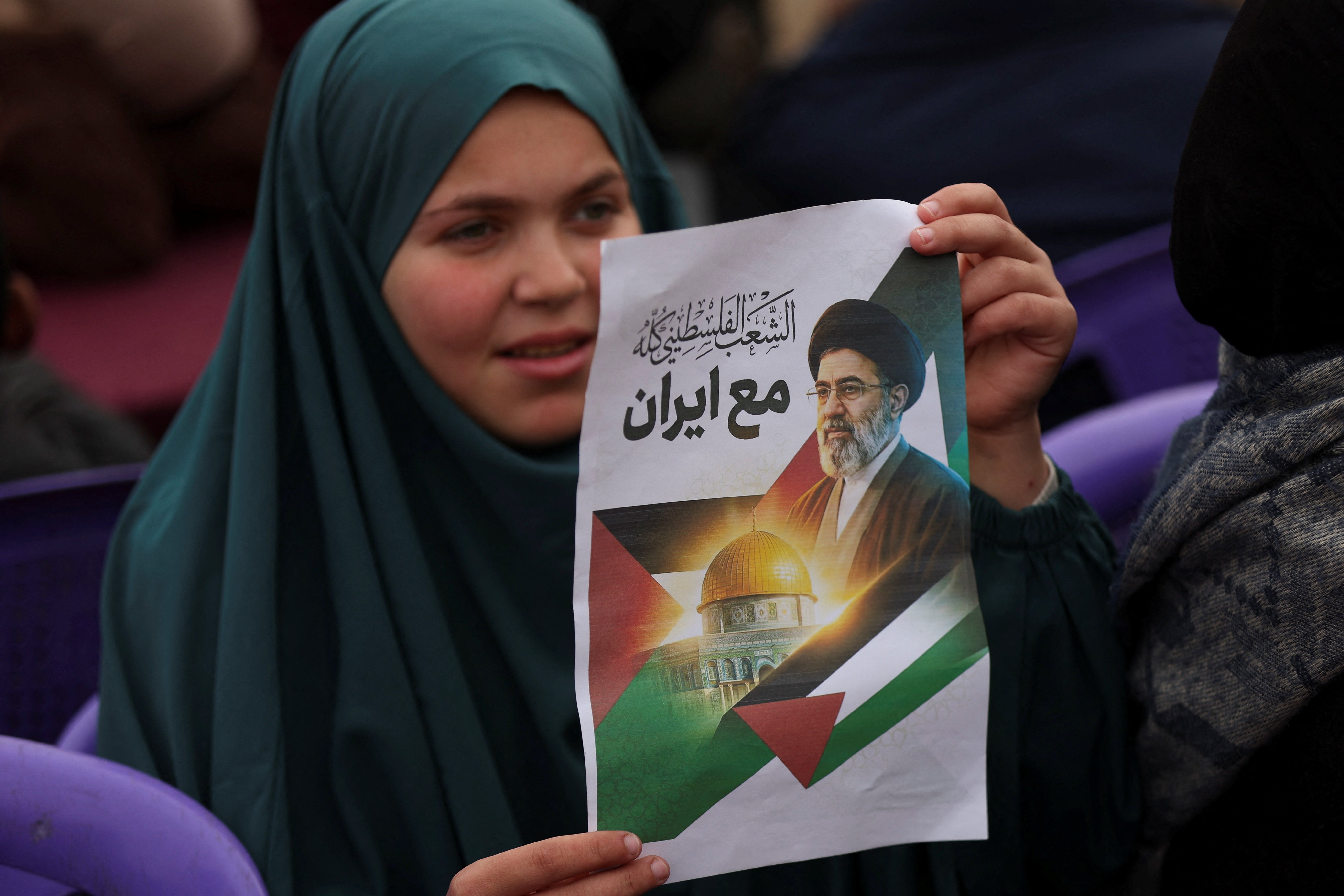 Một phụ nữ Palestine cầm bức ảnh chân dung nhà lãnh đạo tối cao mới của Iran, Mojtaba Khamenei, khi tham gia một cuộc biểu tình nhân Ngày Al-Quds (Ngày Jerusalem) tại thành phố Gaza, ngày 13/3. Ảnh: Reuters.