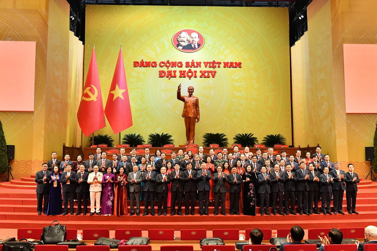 Các đại biểu đoàn Hà Nội chụp ảnh cùng Lãnh đạo Đảng, Nhà nước.