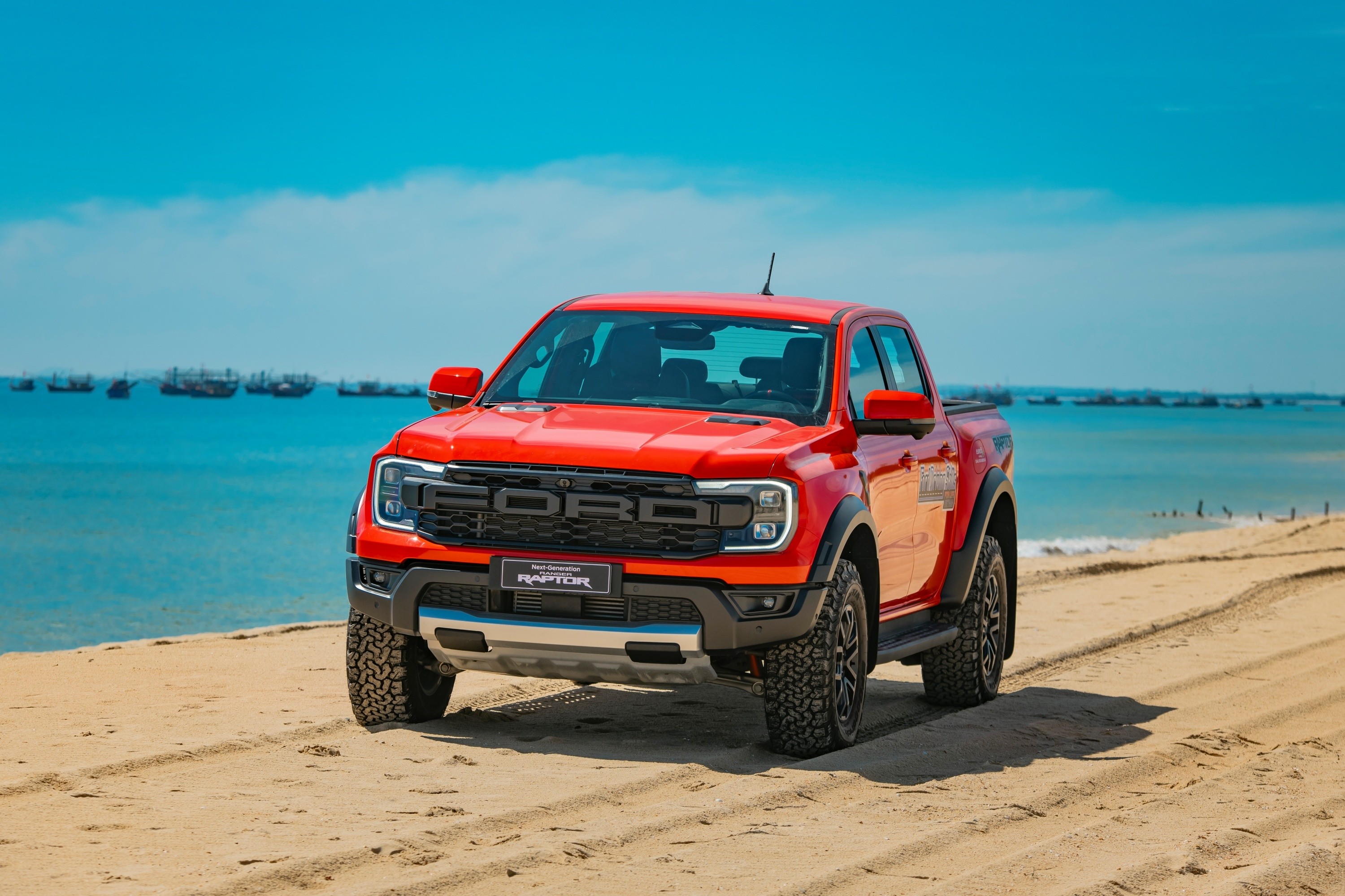 Lượng tiêu thụ Ford Ranger giảm mạnh, cộng với đà bật tăng của Toyota Hilux khiến mẫu bán tải Mỹ phải chấp nhận xếp sau. Trong tháng 2, khách Việt đã mua 809 xe Ford Ranger. Các phiên bản Ford Ranger hiện có giá từ 707 triệu đến 1,299 tỷ đồng. Ảnh: Ford Việt Nam.