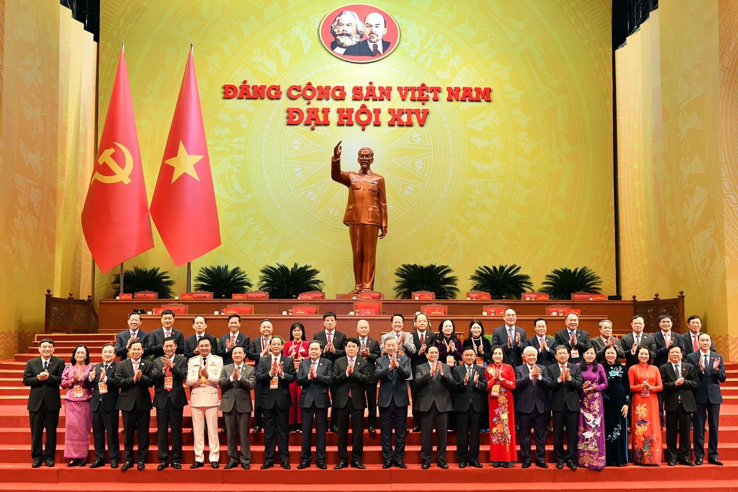 Các đại biểu đoàn Quốc hội chụp ảnh cùng Lãnh đạo Đảng, Nhà nước.