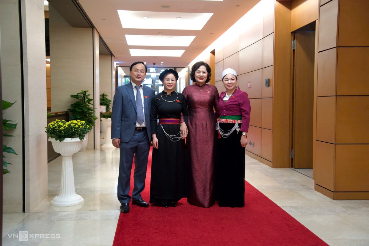 Thống đốc Ngân hàng Nhà nước Nguyễn Thị Hồng (áo dài) chụp ảnh cùng các đại biểu.