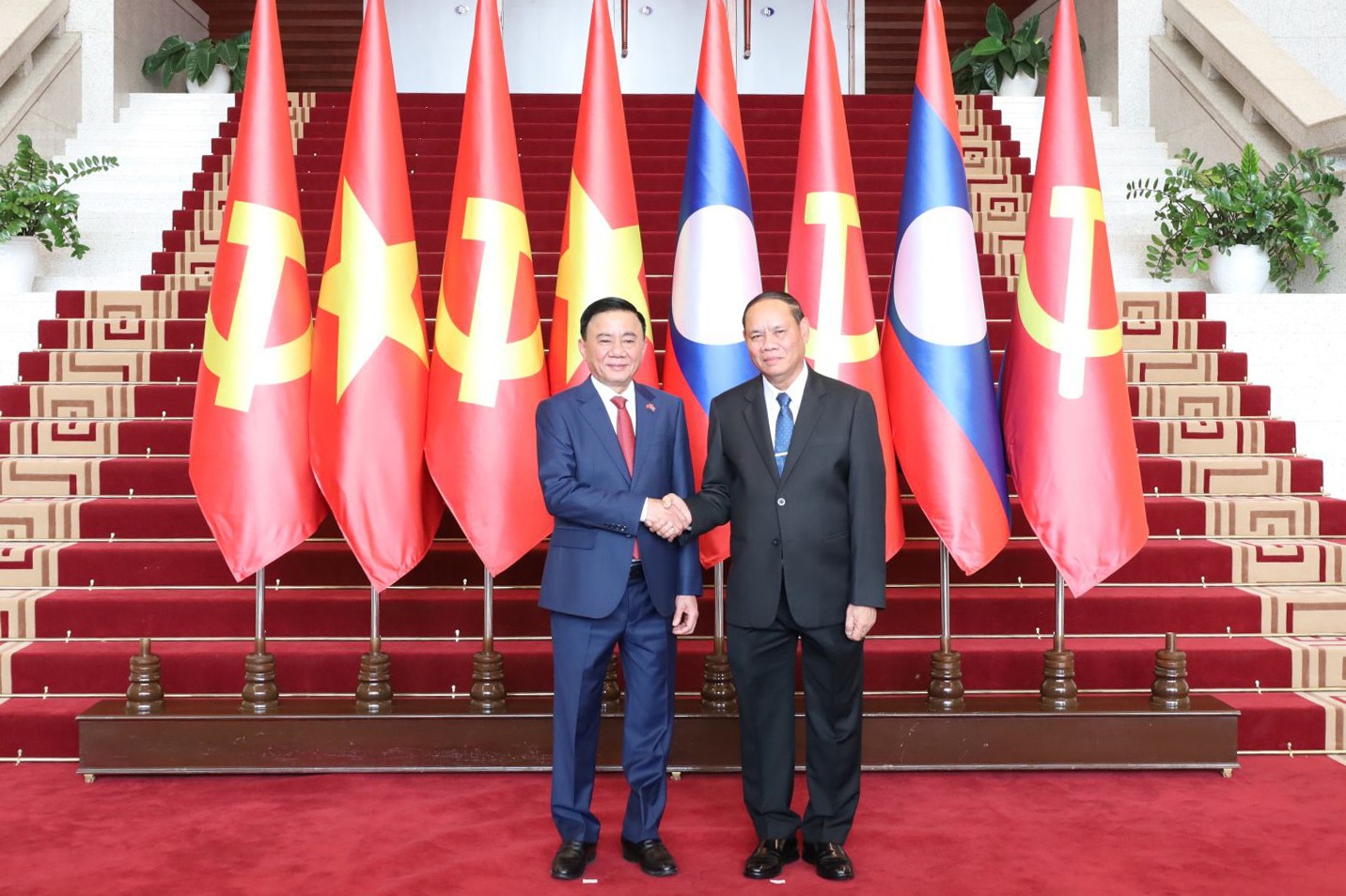 Thường trực Ban Bí thư Trung ương Đảng Nhân dân Cách mạng Lào Vilay Lakhamphong và Thường trực Ban Bí thư Trần Cẩm Tú tại lễ đón. Ảnh: Kim Thanh/Dangcongsan.vn