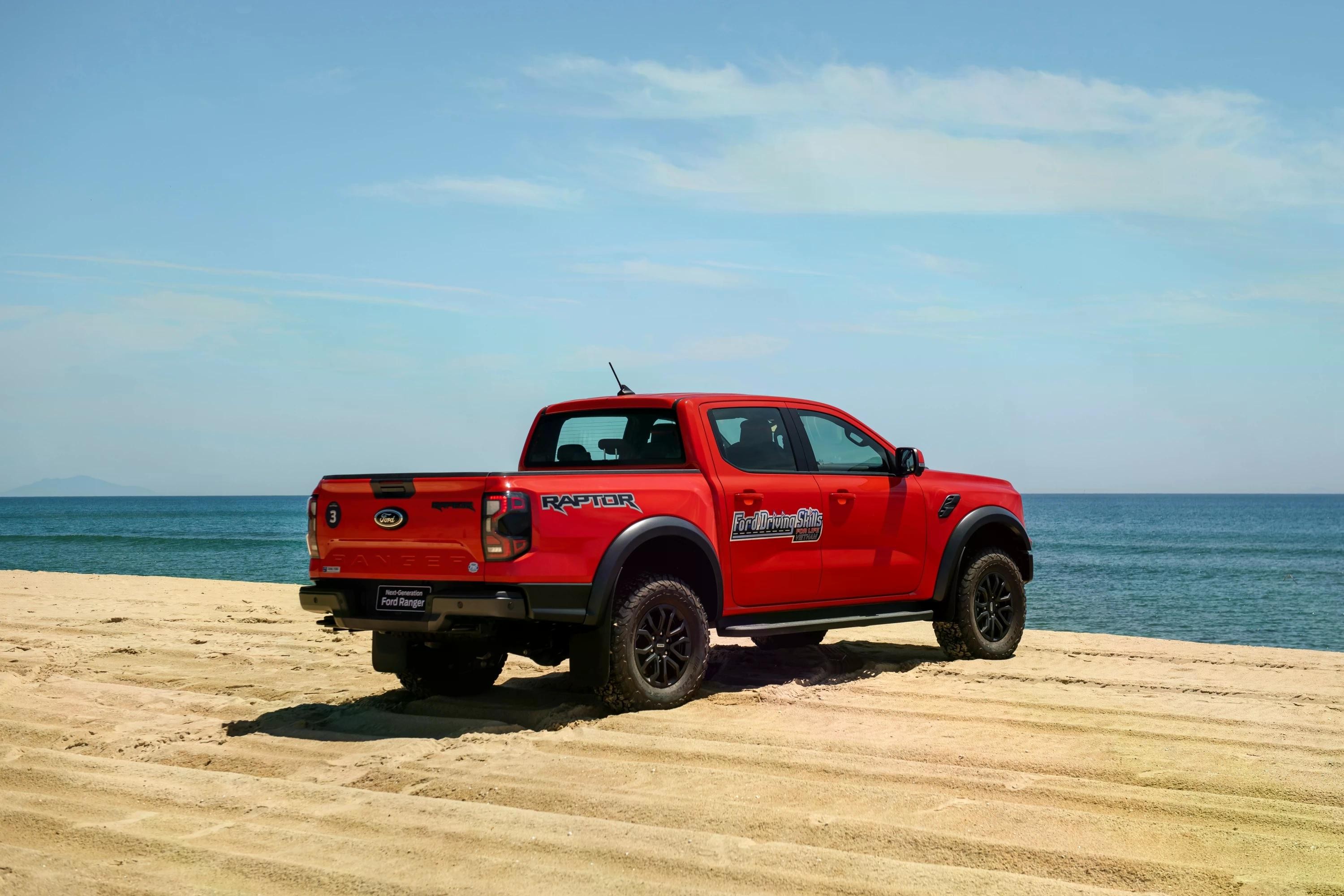 Ford Ranger Raptor từng có giai đoạn được đăng ký như ôtô con pickup. Ảnh: Ford Việt Nam.