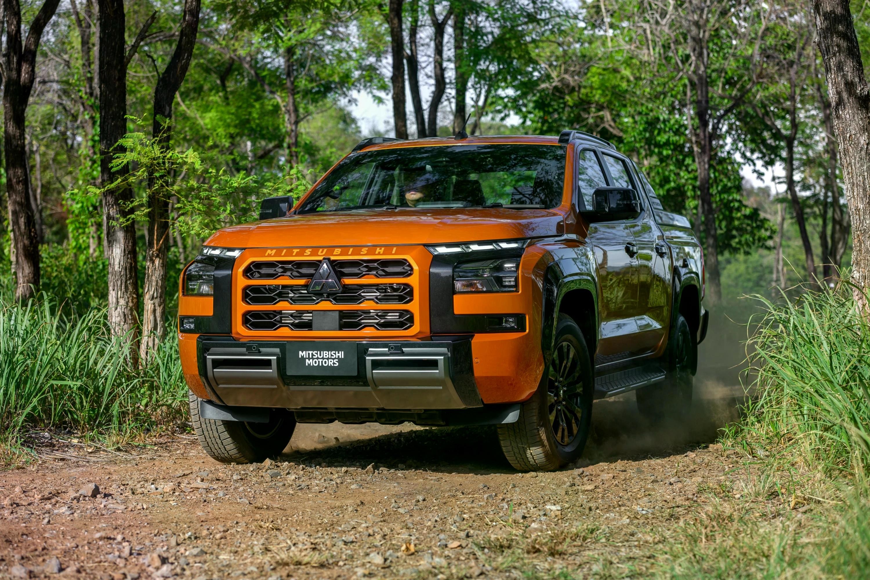 Giá bán của Toyota Hilux và Mitsubishi Triton có thể biến động mạnh nếu được đăng ký như ôtô con. Ảnh: Toyota, Mitsubishi.