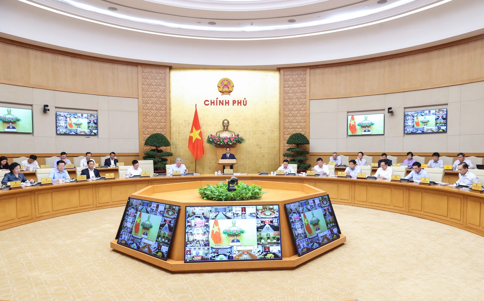 Thủ tướng Phạm Minh Chính chủ trì phiên họp Chính phủ thường kỳ tháng 3 và Hội nghị trực tuyến Chính phủ với địa phương. Ảnh: VGP