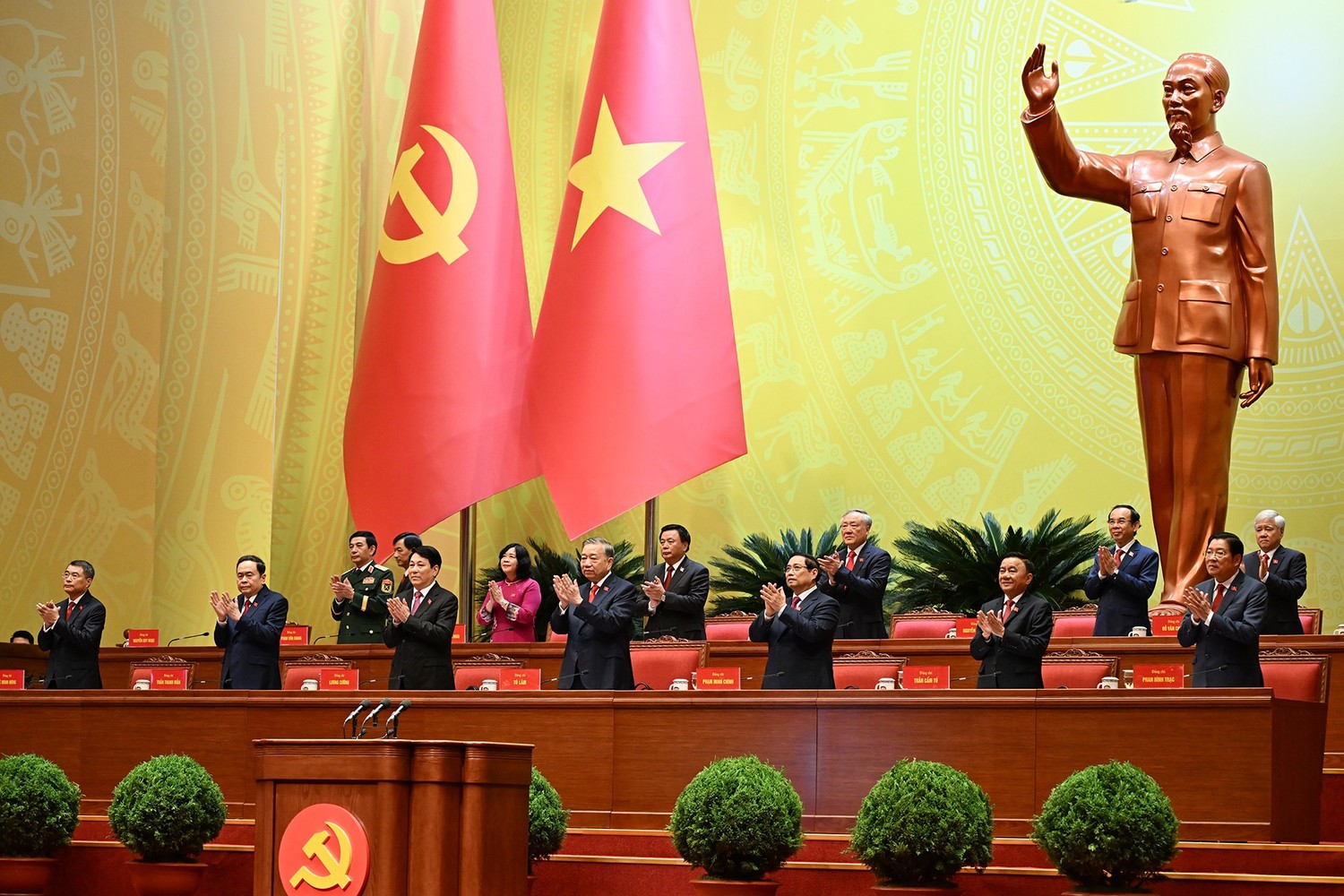 Đoàn Chủ tịch Đại hội XIV của Đảng gồm 16 đồng chí Ủy viên Bộ Chính trị khóa XIII.