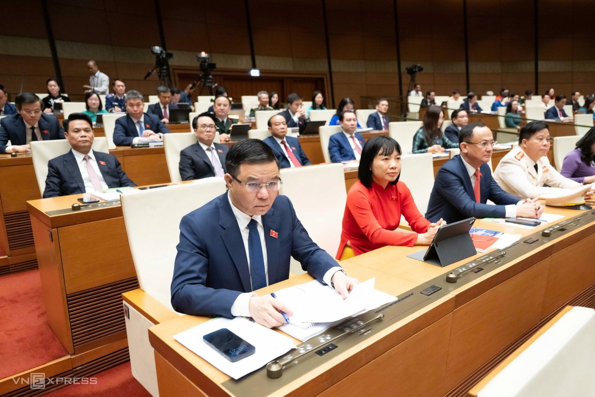 Quyền Bộ trưởng Bộ Công Thương Lê Mạnh Hùng (hàng trên, đầu tiên từ trái qua).