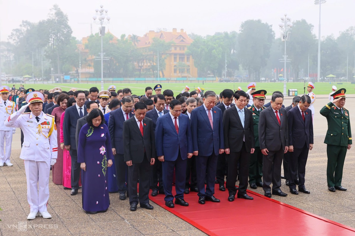 Trước đó đầu giờ sáng, lãnh đạo Đảng, Nhà nước và các đại biểu Quốc hội vào Lăng viếng Chủ tịch Hồ Chí Minh. Hàng đầu là Tổng Bí thư Tô Lâm, Chủ tịch nước Lương Cường, Thủ tướng Phạm Minh Chính, Chủ tịch Quốc hội Trần Thanh Mẫn, Thường trực Ban Bí thư Trần Cẩm Tú, Trưởng ban Tổ chức Trung ương Lê Minh Hưng, Chủ tịch Ủy ban Trung ương MTTQ Việt Nam Bùi Thị Minh Hoài và Bộ trưởng Bộ Quốc phòng - Đại tướng Phan Văn Giang.