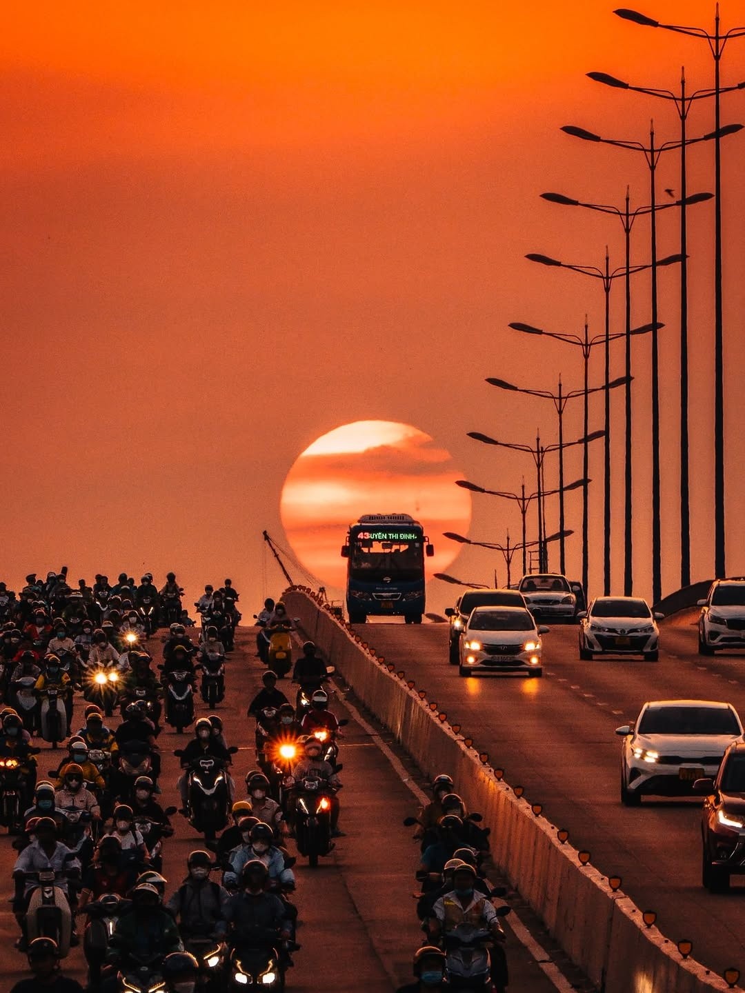 Xe buýt đi "xuyên" qua Mặt Trời vào chiều hoàng hôn năm 2024.