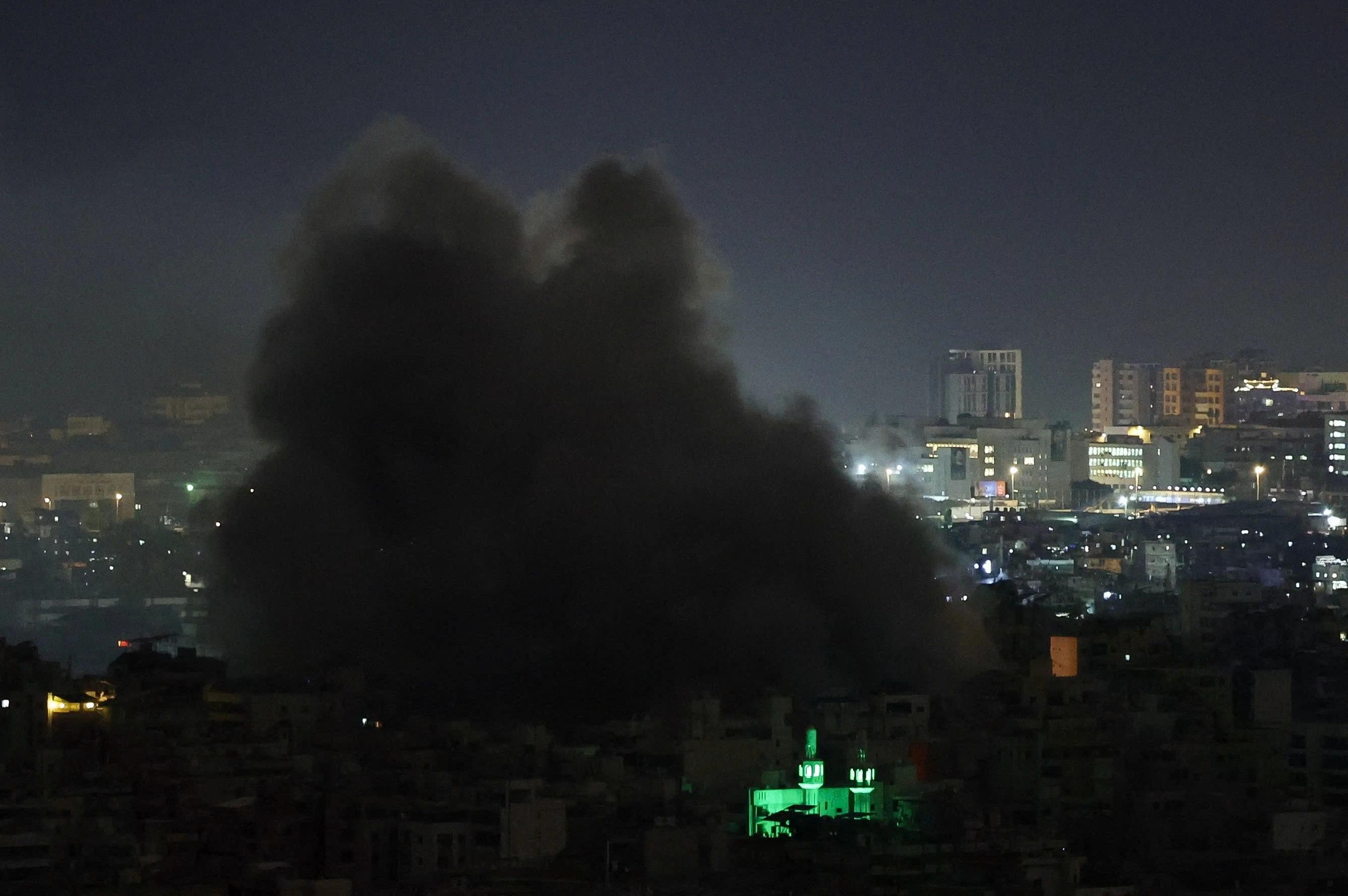 Những cột khói bốc lên sau các cuộc tấn công của Israel vào vùng ngoại ô phía nam Beirut (Lebanon) ngày 13/3. Ảnh: Reuters.