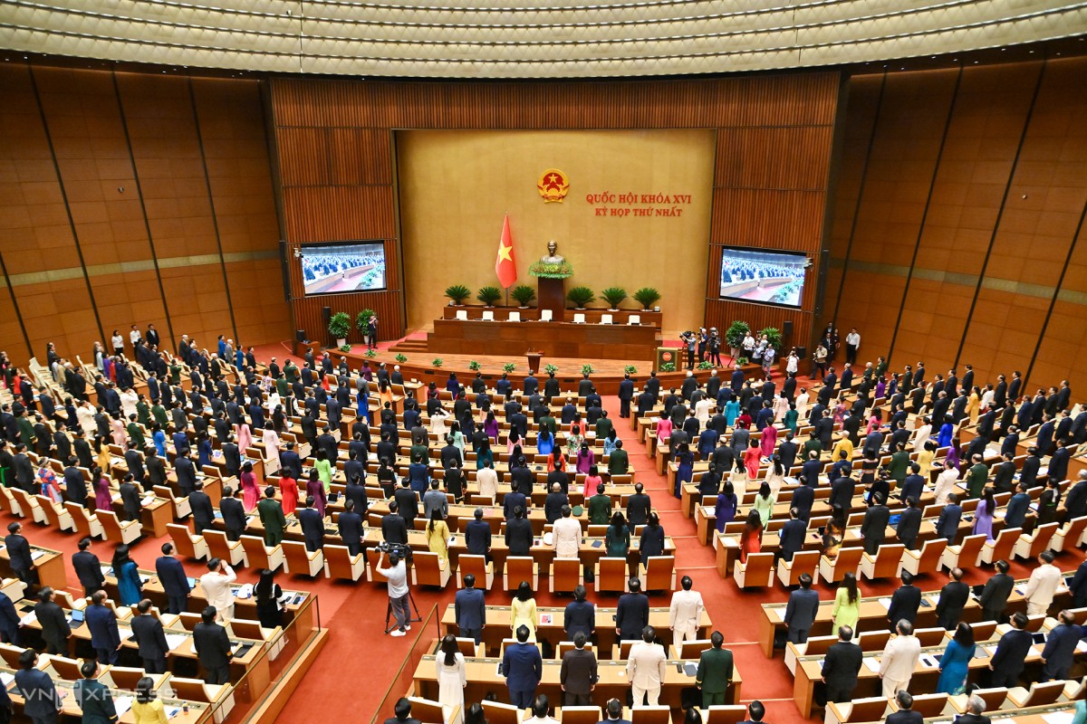 Kỳ họp diễn ra sau 20 ngày kể từ cuộc bầu cử đại biểu Quốc hội khóa XVI và HĐND các cấp. Trước phiên khai mạc, các đại biểu thực hiện nghi lễ chào cờ.