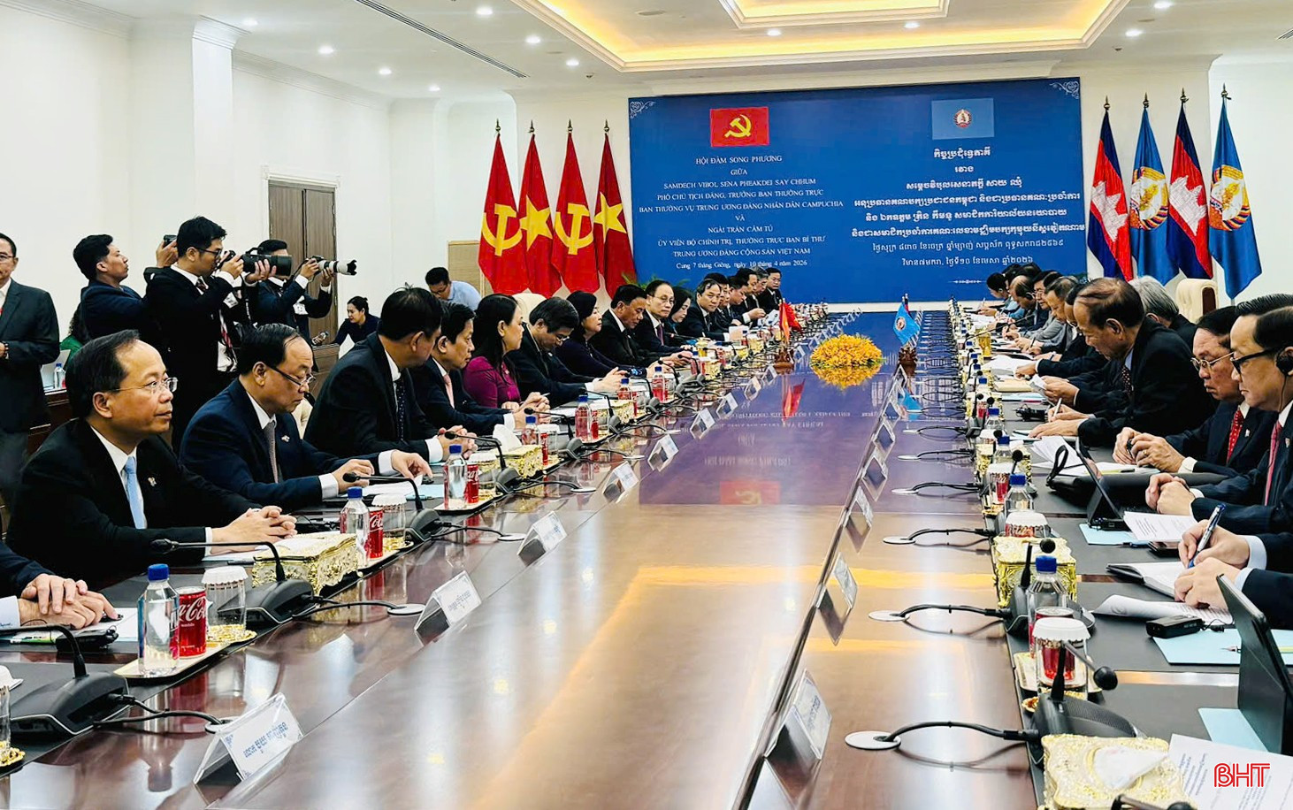 Bí thư Tỉnh ủy Hà Tĩnh Nguyễn Duy Lâm (ngoài cùng bên trái) tham dự buổi hội đàm. Ảnh: Thái Sơn