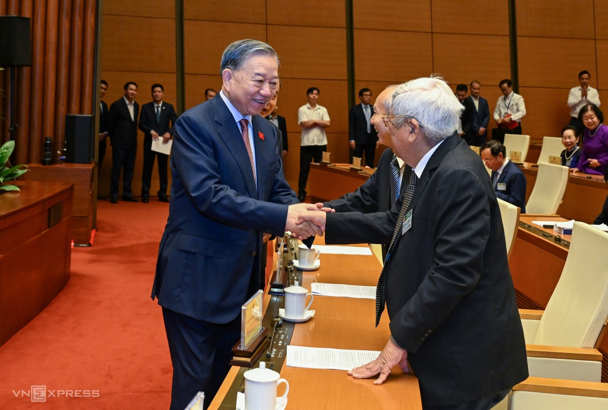 Tổng Bí thư Tô Lâm thăm hỏi các nguyên lãnh đạo Đảng, Nhà nước dự phiên khai mạc tại phòng họp Diên Hồng.