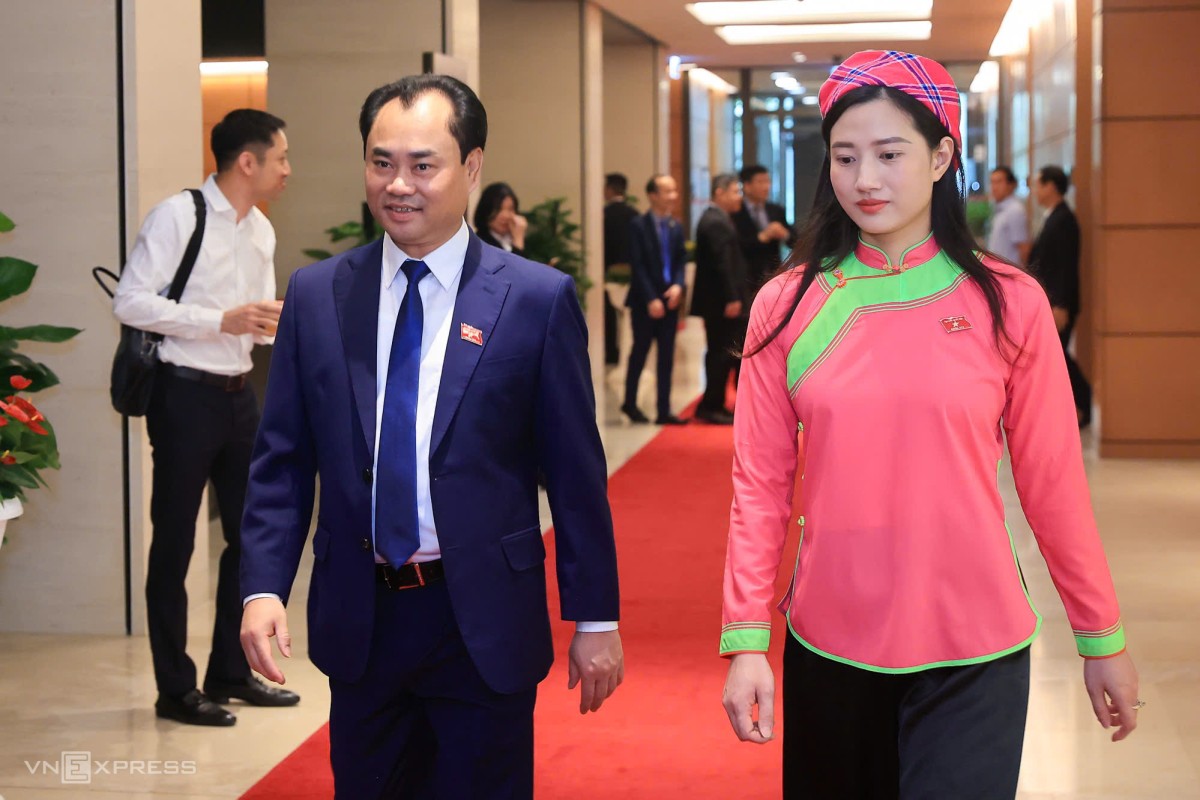 Thứ trưởng Thường trực Bộ Nông nghiệp và Môi trường Trịnh Việt Hùng và đại biểu Quốc hội bên hành lang trước giờ khai mạc.