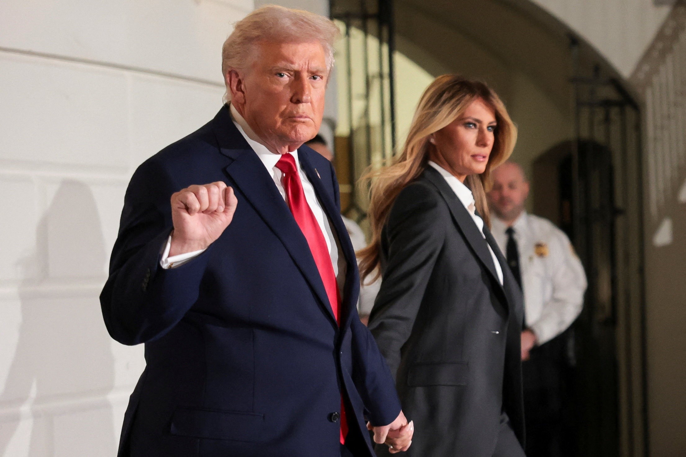 Tổng thống Trump rời Nhà Trắng ở Washington, D.C., Mỹ, để tham dự bài phát biểu Thông điệp Liên bang tại Điện Capitol (Mỹ), ngày 24/2. Ảnh: Reuters.