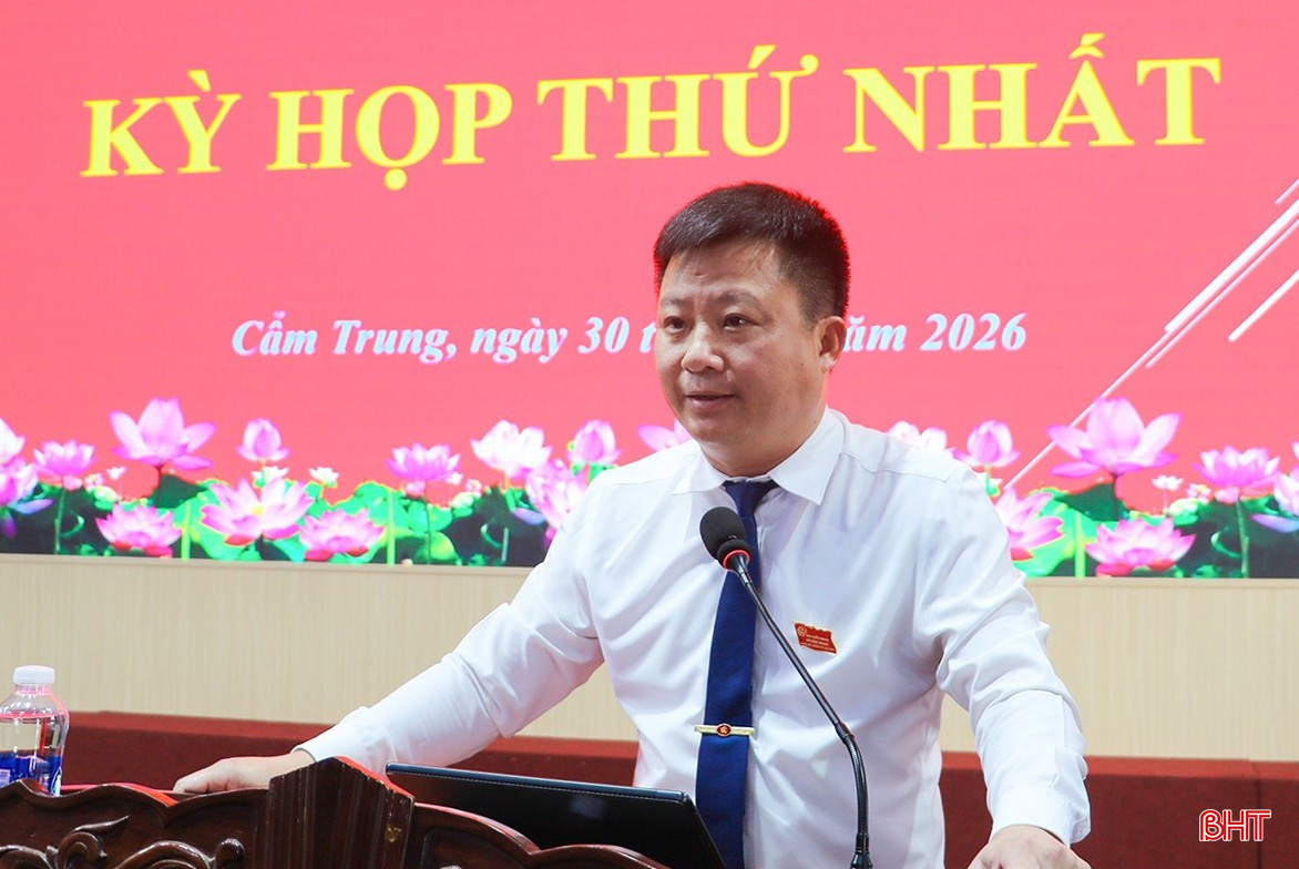 Ông Phạm Hoàng Anh - Bí thư Đảng ủy, Chủ tịch HĐND xã Cẩm Trung khai mạc kỳ họp.