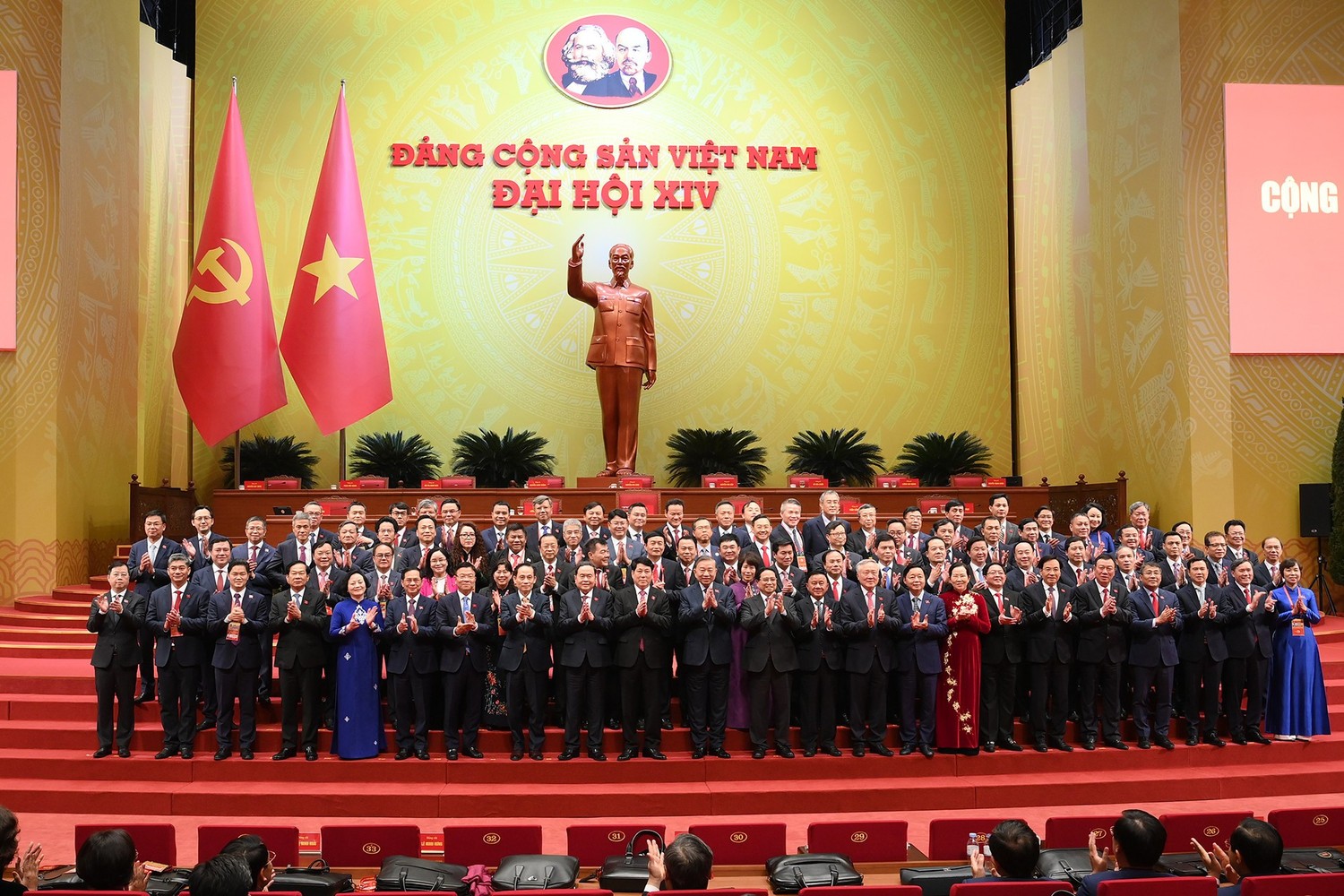 Các đại biểu đoàn Chính phủ chụp ảnh cùng Lãnh đạo Đảng, Nhà nước.