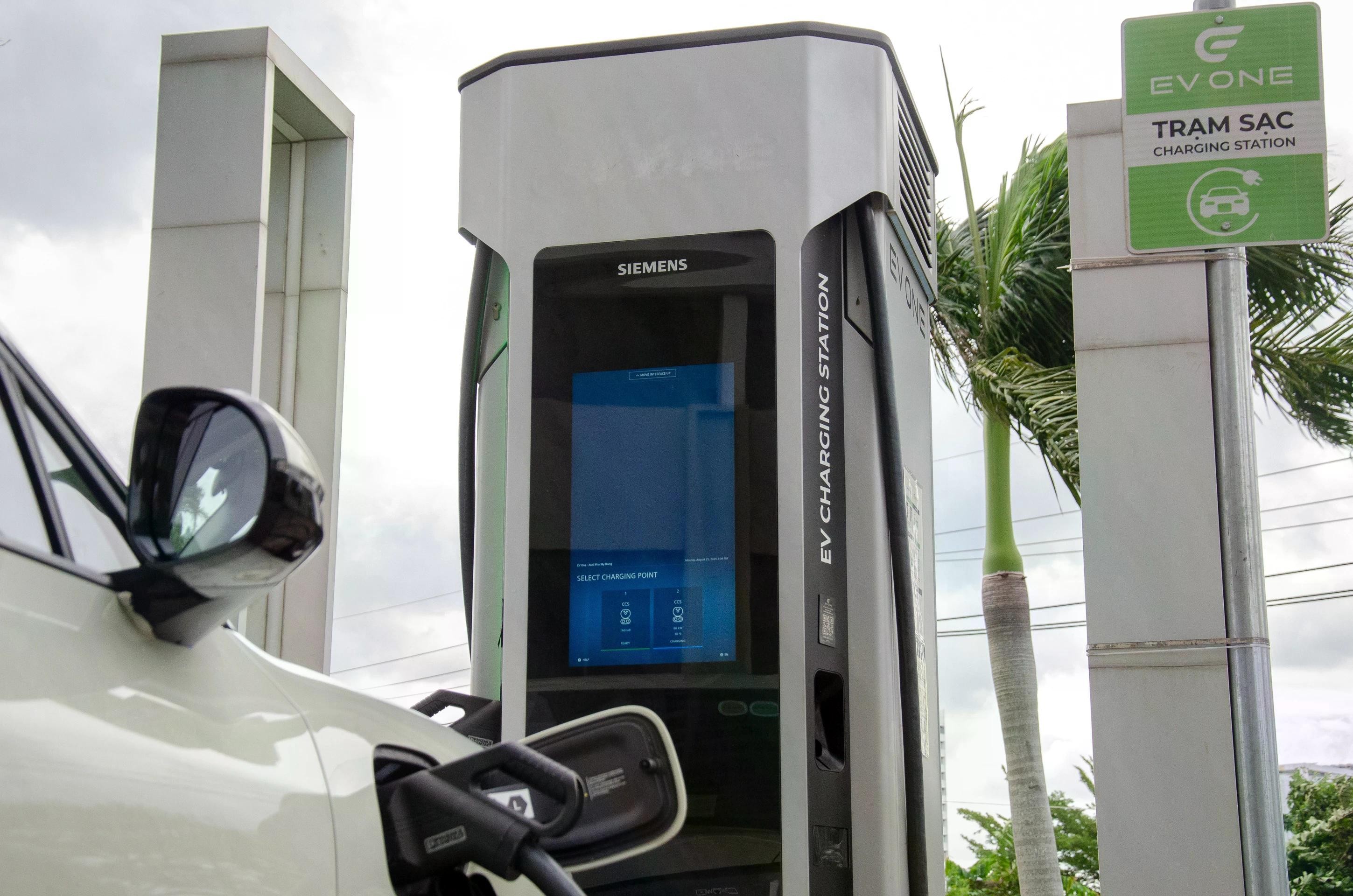 Trạm sạc công cộng vẫn khá quan trọng với người dùng xe điện tại Việt Nam. Ảnh: VinFast, Phúc Hậu.