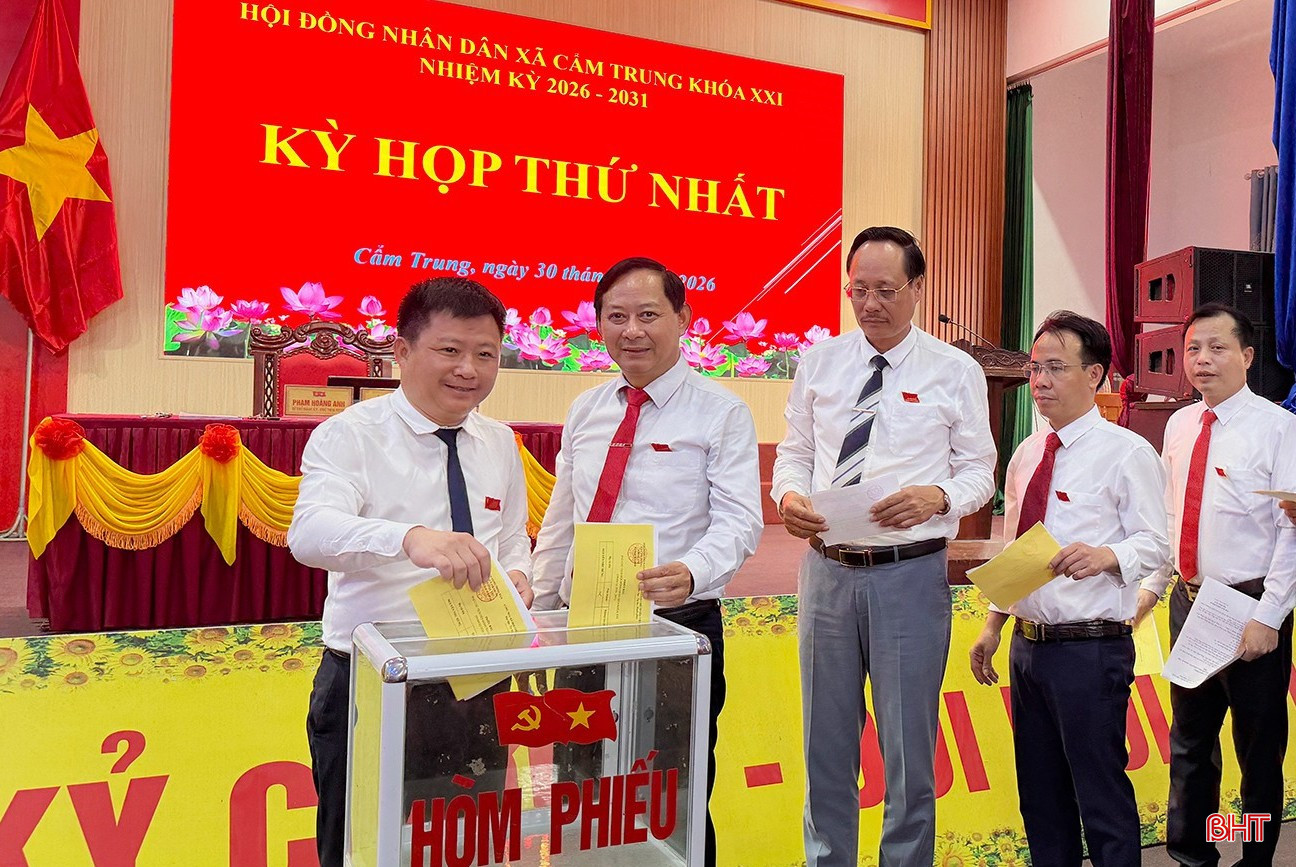 Đại biểu bỏ phiếu bầu các chức danh chủ chốt.