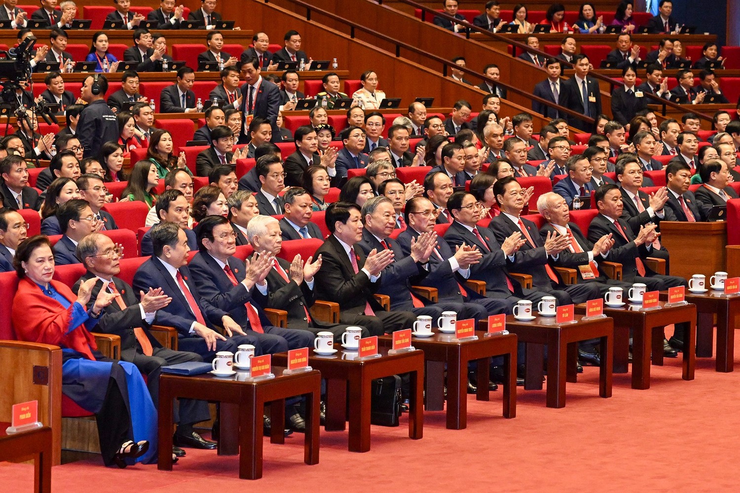 Các đồng chí lãnh đạo, nguyên lãnh đạo Đảng, Nhà nước và các đại biểu dự khai mạc Đại hội XIV của Đảng.