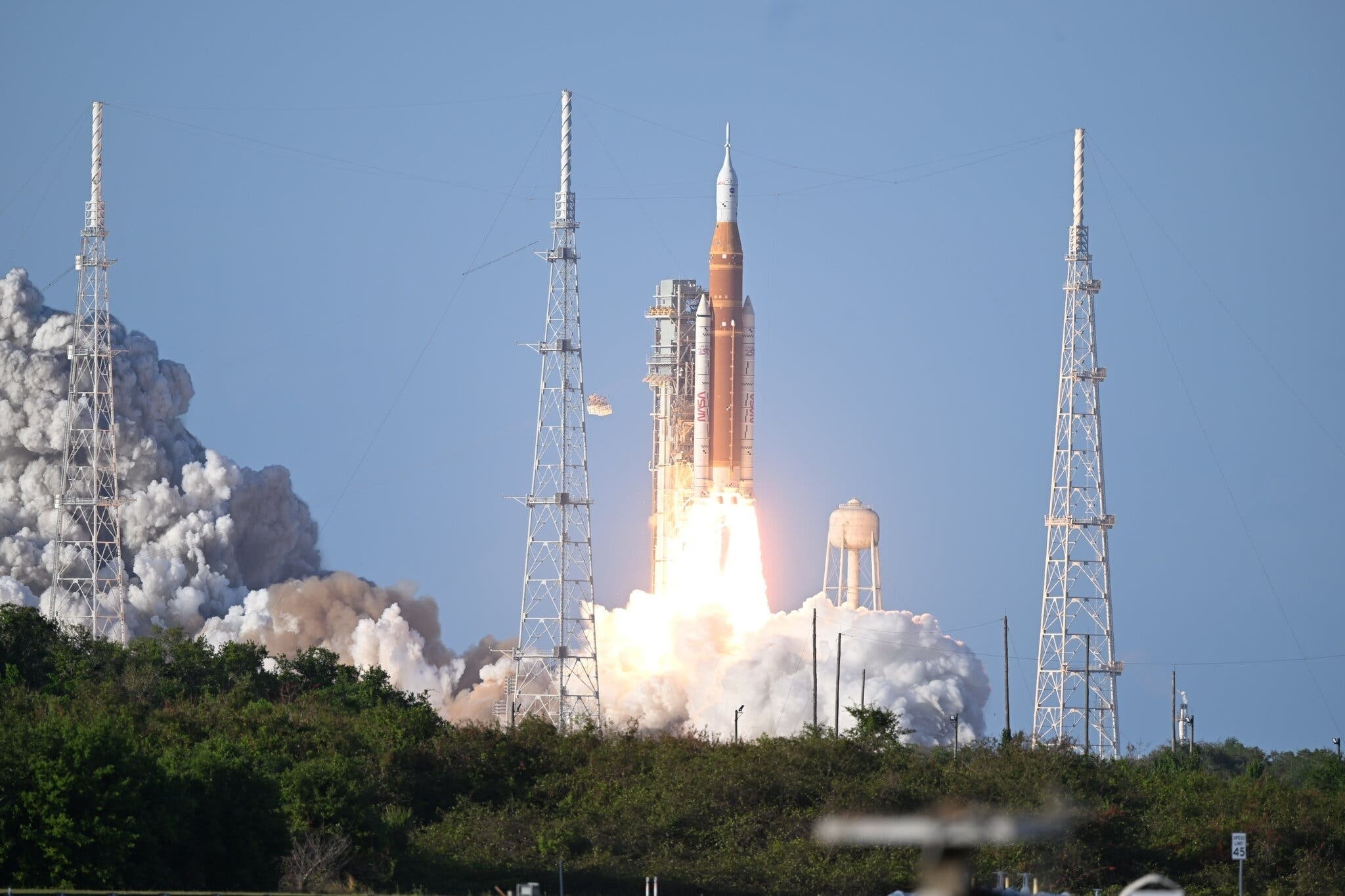 Sau hơn 50 năm kể từ sứ mệnh Apollo cuối cùng, NASA đã tiếp tục hành trình đưa con người trở lại Mặt trăng với vụ phóng Artemis II, đưa người tiếp cận quỹ đạo và vùng tối của vệ tinh này.