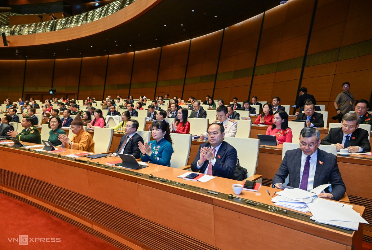 Tổng Kiểm toán Nhà nước Ngô Văn Tuấn (hàng trên, ngoài cùng bên phải), bên cạnh là Bí thư Tỉnh ủy Quảng Ninh Quản Minh Cường.