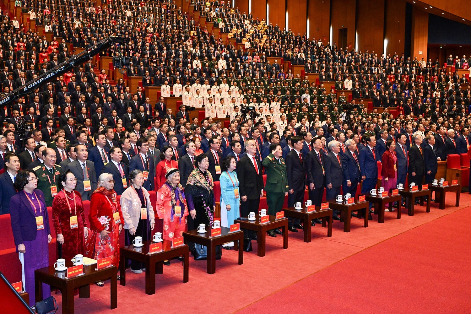 Các đại biểu thực hiện nghi lễ chào cờ.