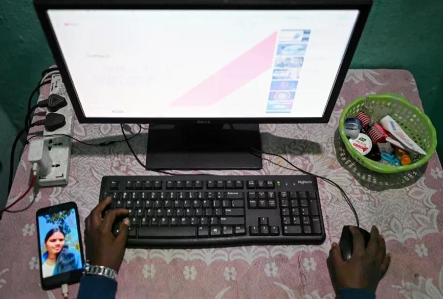 Người lao động đang bán đi dữ liệu để đào tạo AI thay thế mình. Ảnh: TencentNews.