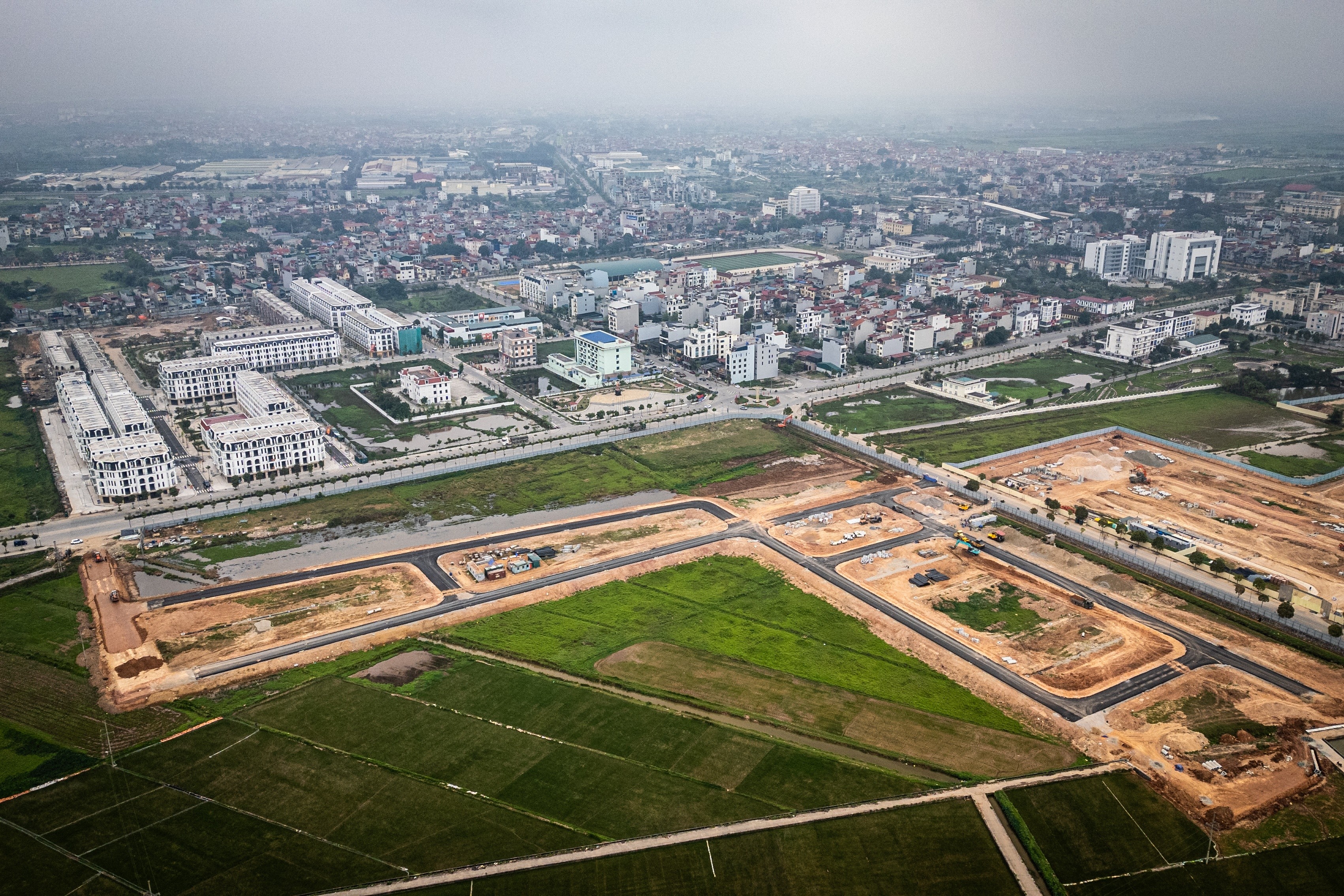 Về tầm nhìn, Khu đô thị thể thao Olympic được định hướng phát triển thành quần thể đô thị - thể thao hiện đại, đồng bộ, đủ điều kiện để Hà Nội đăng cai các sự kiện thể thao lớn tầm khu vực và quốc tế như Đại hội Thể thao châu Á, Thế vận hội Olympic. Ghi nhận tại nhiều khu vực lân cận của dự án khu đô thị thể thao Olympic trên địa bàn xã Thường Tín, nhiều dự án xây dựng nhà liền kề, biệt thự, chung cư cao tầng... đang được tích cực triển khai. Hình ảnh công trường xây dựng tại Khu đô thị Him Lam Thường Tín.