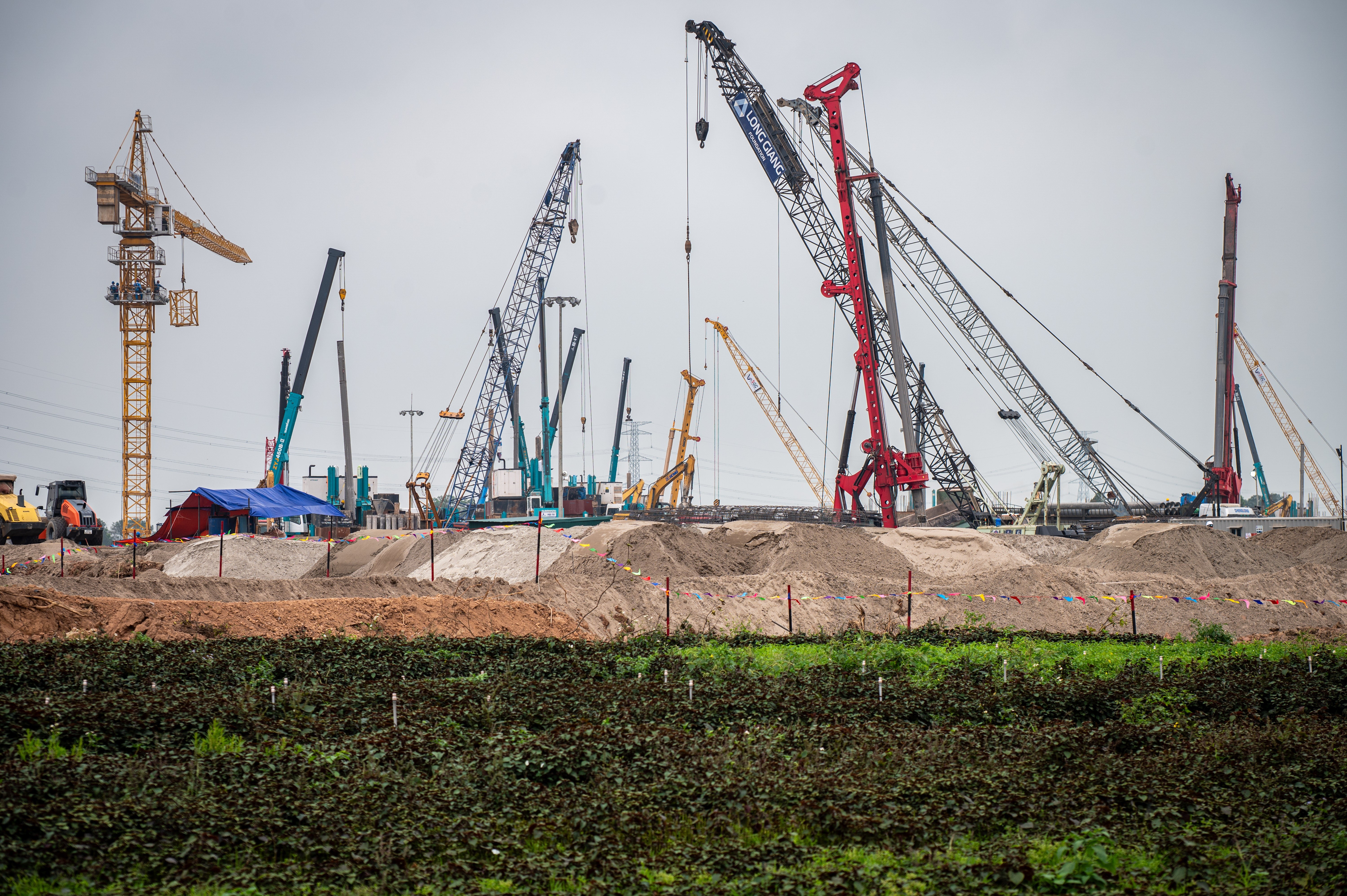 Chỉ sau 3 tháng khởi công, các hạng mục lớn của dự án được đơn vị thi công triển khai nhanh chóng. Tại khu vực xây sân vận động, công trường thi công với quy mô lớn đã được thiết lập.