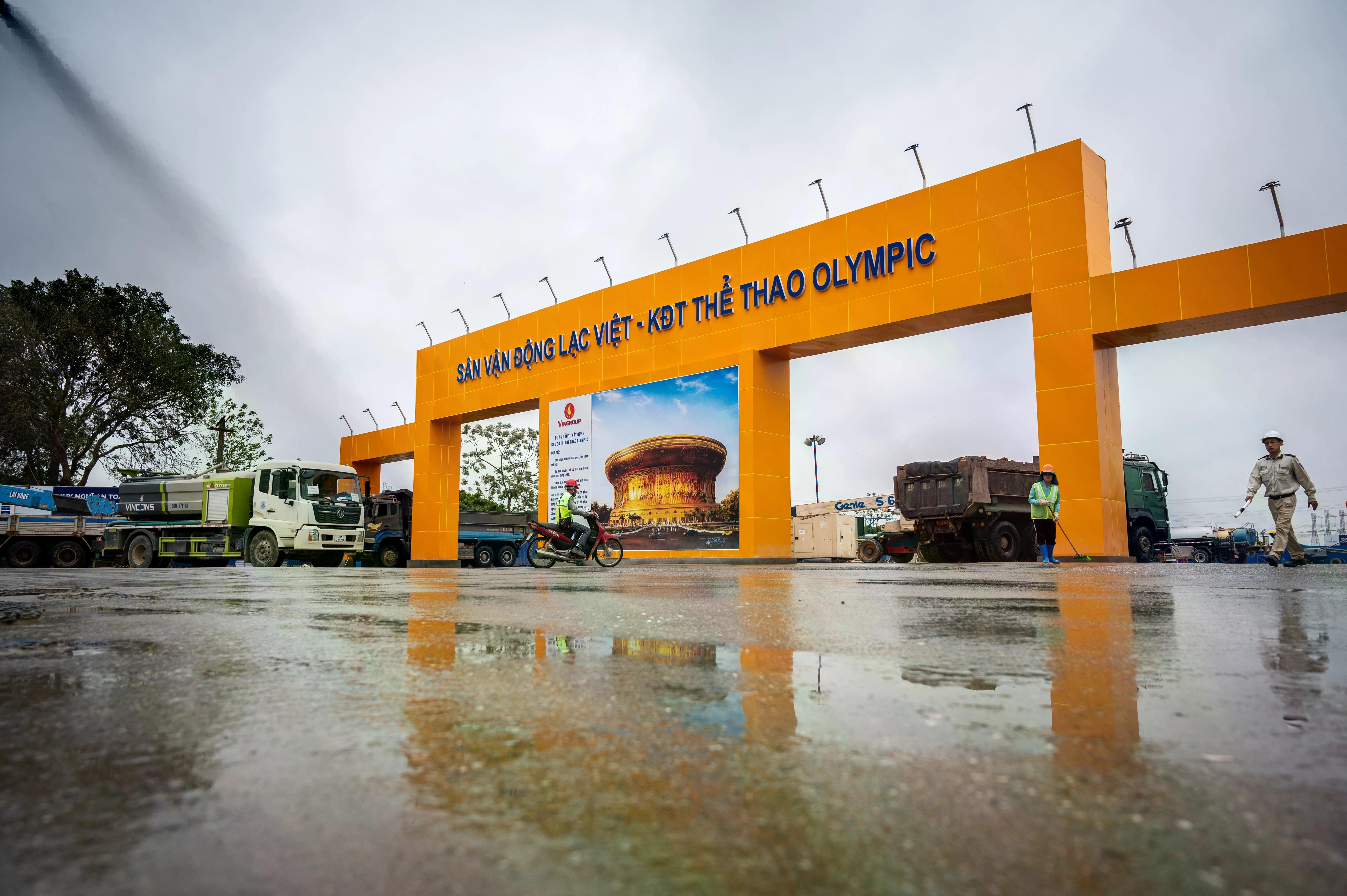 Tại nhiều khu vực, xe tải cỡ lớn tấp nập ra vào vận chuyển đất, đá phục vụ công trình. Phần lớn diện tích dự án trước đây là khu vực đất nông nghiệp của người dân lân cận, chủ yếu được trồng các loại hoa màu, cây ngắn ngày.