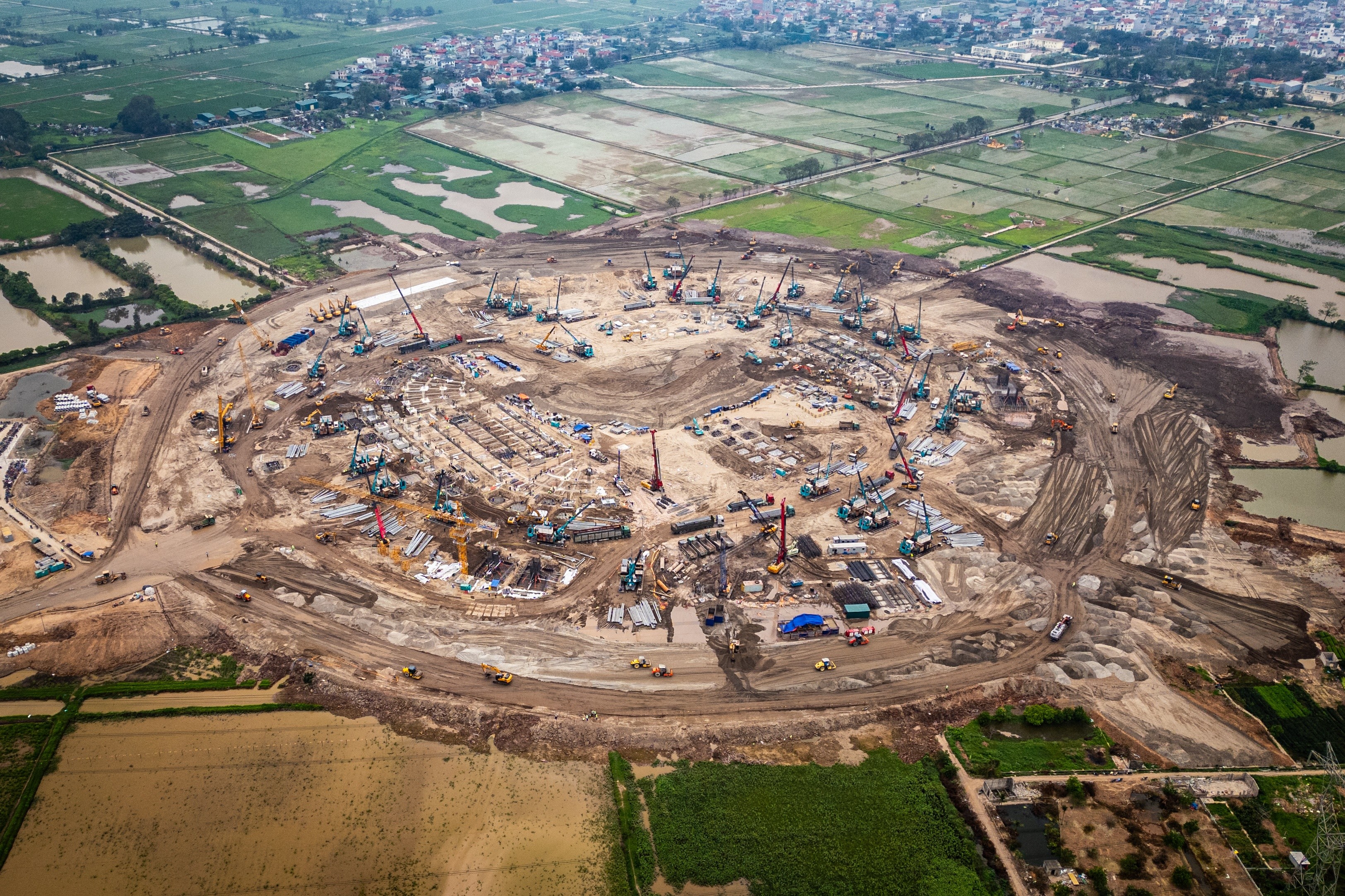 Sân vận động Lạc Việt là hạng mục trung tâm của dự án, diện tích khoảng 73,3 ha và sức chứa 135.000 chỗ ngồi theo tiêu chuẩn quốc tế. Nếu hoàn thành đúng trên quy mô này, đây sẽ là sân vận động quy mô lớn hàng đầu thế giới.