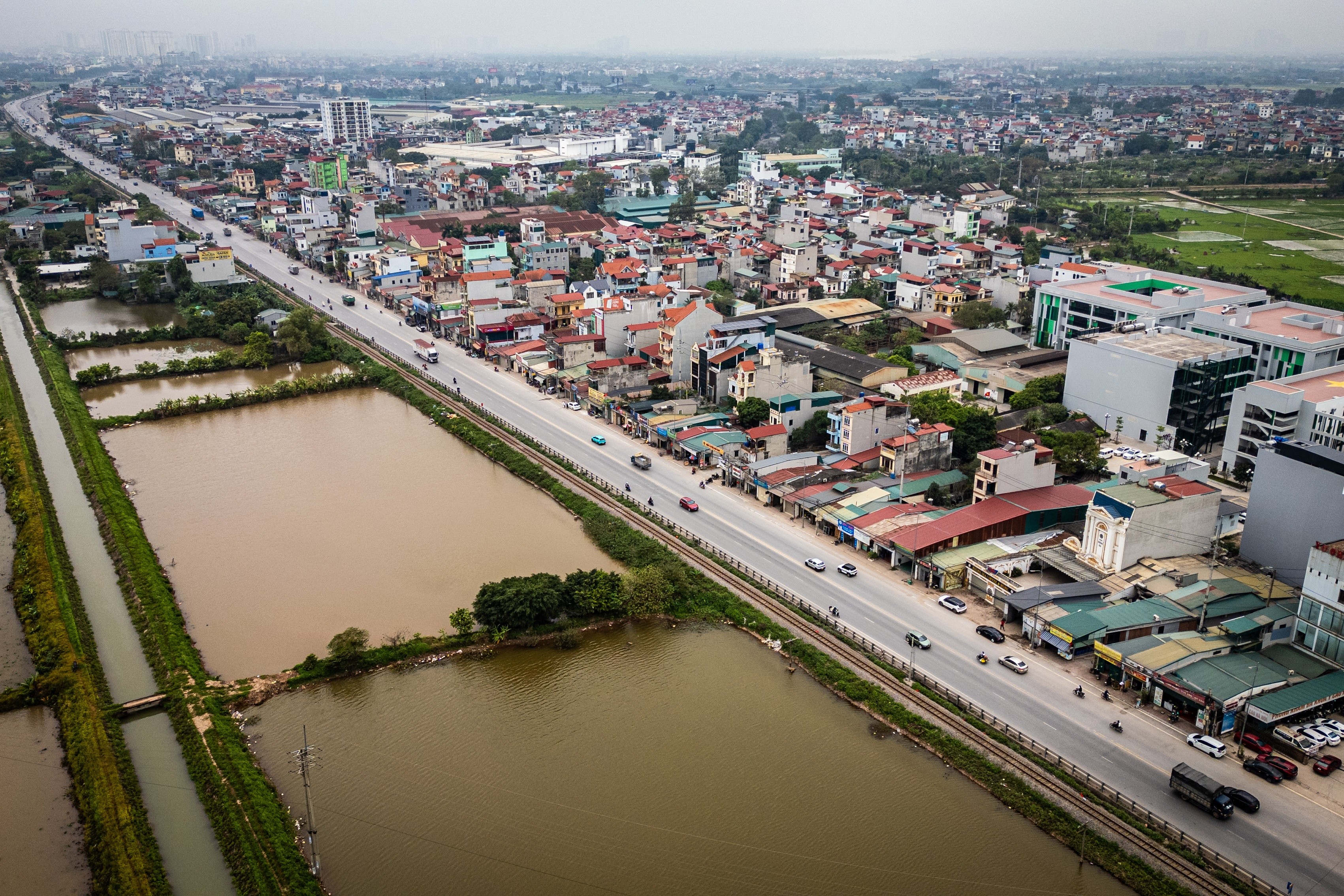 Phía đông dự án tiếp giáp với Quốc lộ 1A và đường cao tốc Pháp Vân - Cầu Giẽ.