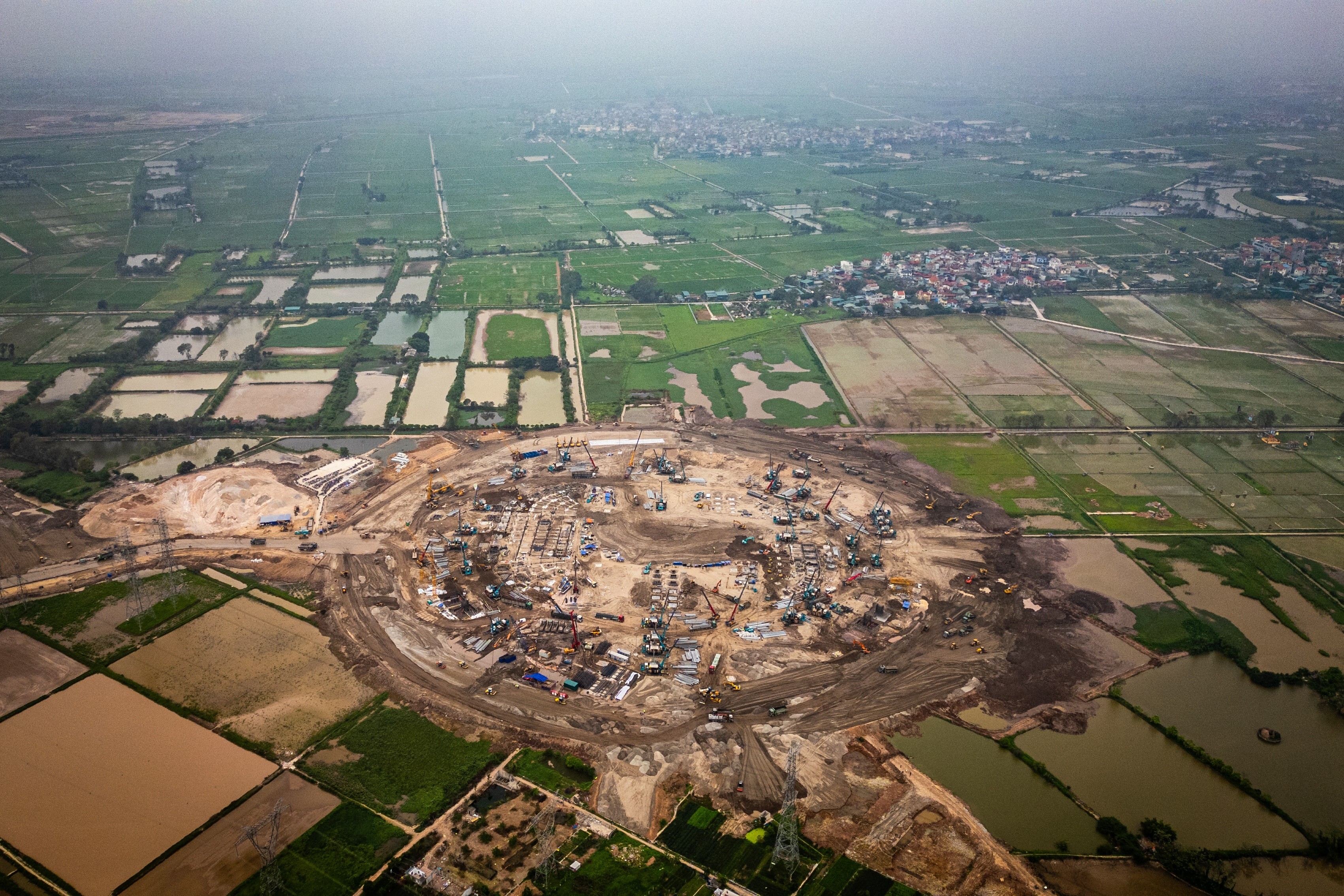 Sân vận động Lạc Việt là hạng mục trọng điểm dự án xây dựng Khu đô thị thể thao Olympic tại phía Nam thủ đô do Tập đoàn Vingroup khởi công ngày 19/12/2025, tổng mức đầu tư sơ bộ lên tới hơn 925.600 tỷ đồng.