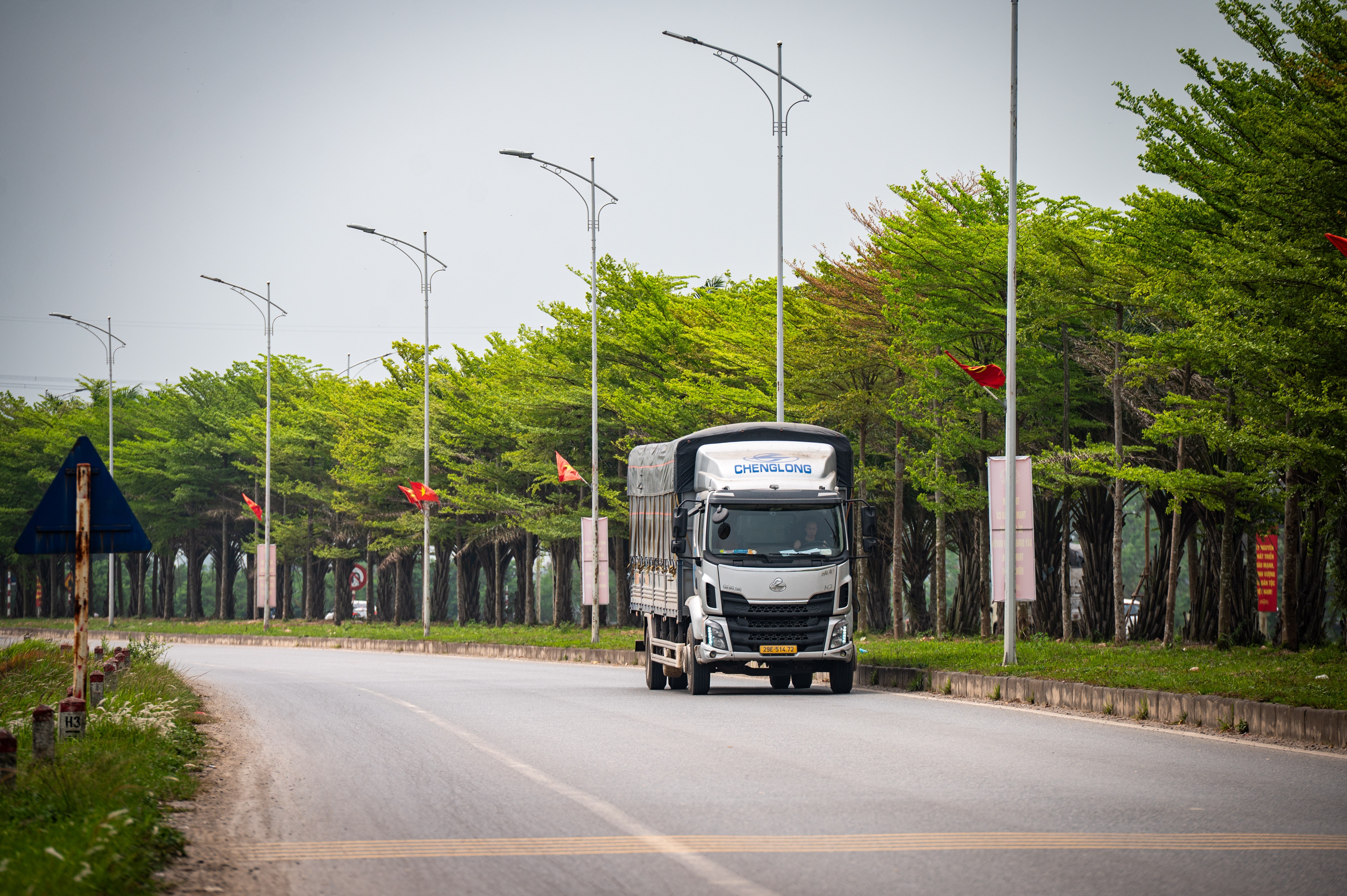 Phía tây dự án Khu đô thị thể thao Olympic tiếp giáp với Quốc lộ 21C. Tuyến giao thông có tổng chiều dài 104 km với quy mô từ 4 đến 6 làn xe. Tuyến khởi đầu từ đường Phạm Tu tới đường trục Nam Hà Nội (qua địa bàn các quận, huyện cũ: Hà Đông, Thanh Oai, Ứng Hòa, Mỹ Đức) qua Tam Chúc, Hoa Lư của Ninh Bình.