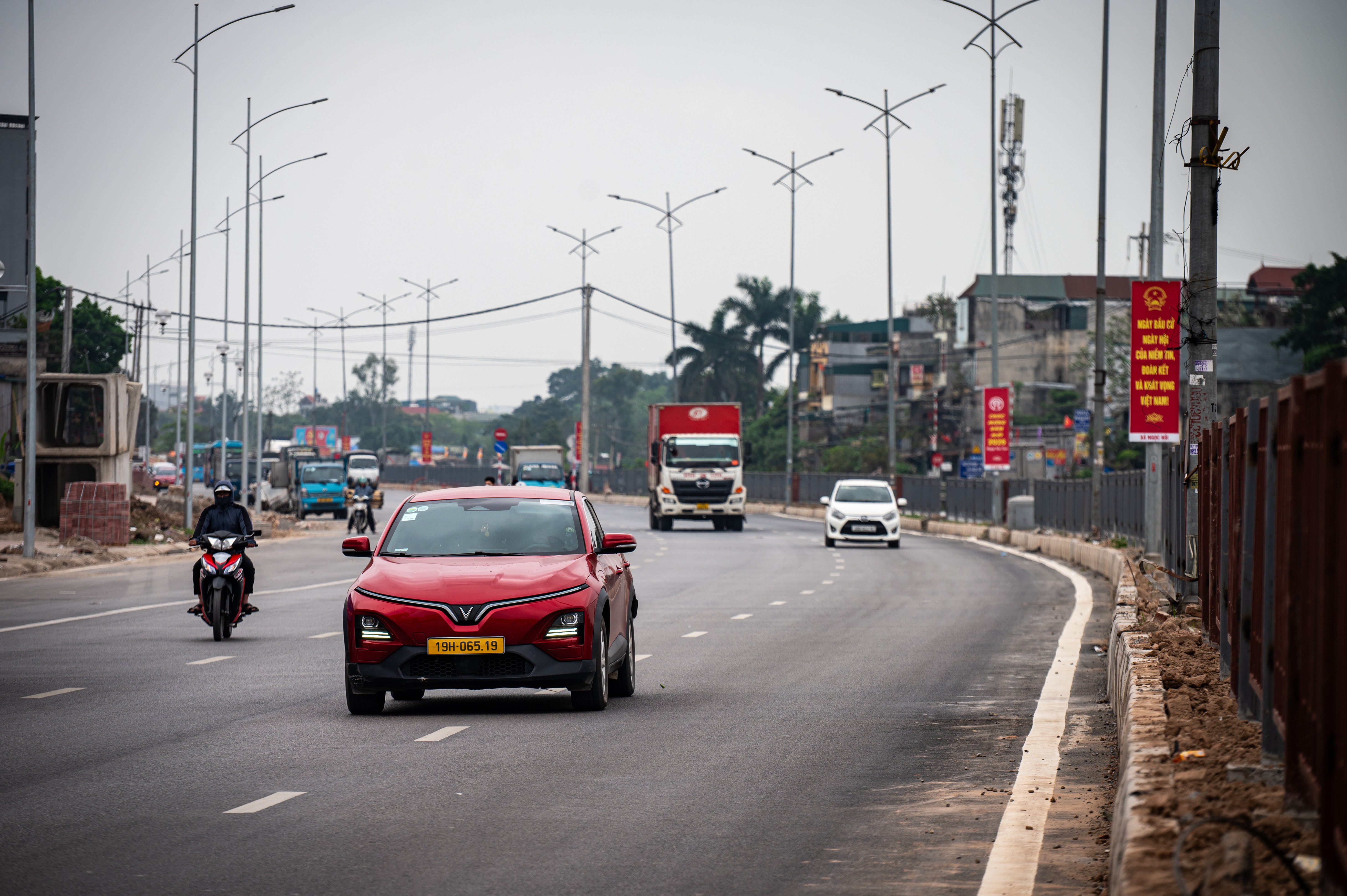 Những tuyến đường tiếp giáp với Khu đô thị thể thao Olympic đều có vai trò đặc biệt quan trọng trong hệ thống giao thông thủ đô với hàng triệu lượt xe qua lại mỗi ngày, kết nối các tỉnh thành phía Nam như Hưng Yên, Ninh Bình, Thanh Hóa... đồng thời khớp nối hạ tầng kỹ thuật, hạ tầng xã hội, tạo không gian kiến trúc - cảnh quan cho khu vực phía Nam thành phố.