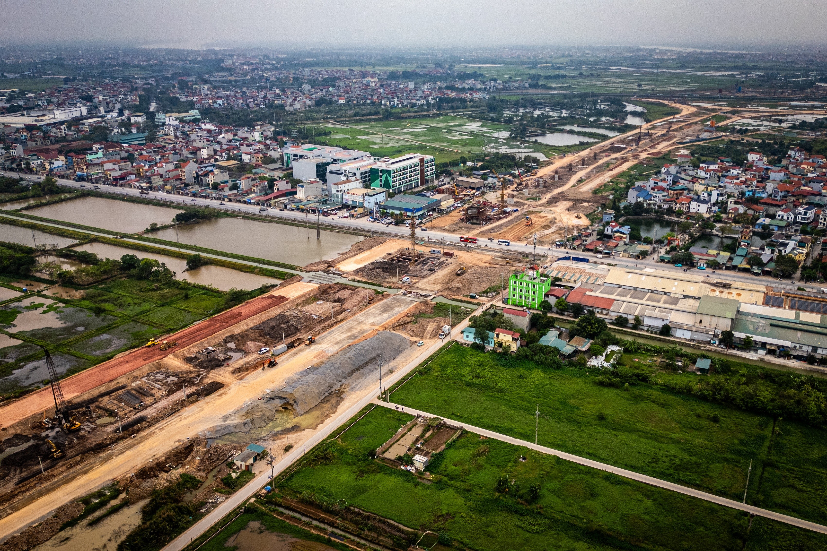 Các dự án hạ tầng, hệ thống đường kết nối Khu đô thị thể thao Olympic cũng được đẩy nhanh tiến độ. Hình ảnh tại công trường đường Vành đai 4 đang được thi công. Đường Vành đai 4 Hà Nội tiếp giáp phía bắc khu B Khu đô thị thể thao Olympic. Công trình gồm 6 làn xe cao tốc và đường gom đô thị.