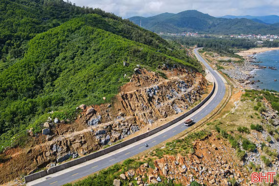 Vì sao đề xuất mở rộng 3 đoạn trên đường ven biển Hà Tĩnh lên tối thiểu 4 làn xe?