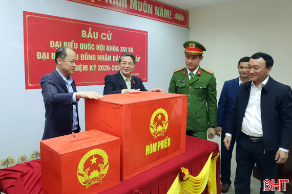 Phó Chủ tịch Quốc hội kiểm tra công tác bầu cử tại Vũng Áng