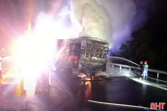 Xe tải bốc cháy trên cao tốc ở Hà Tĩnh