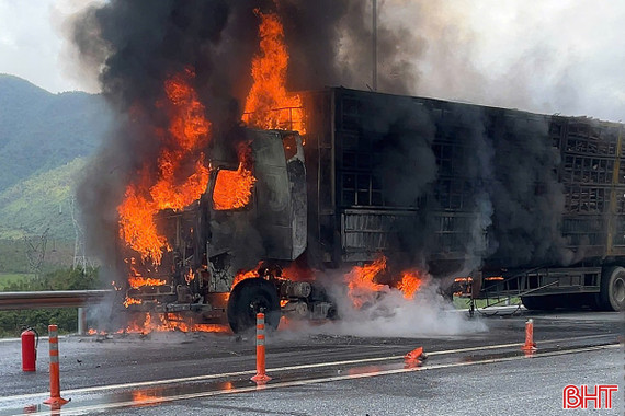 Xe đầu kéo bốc cháy trên cao tốc qua Hà Tĩnh