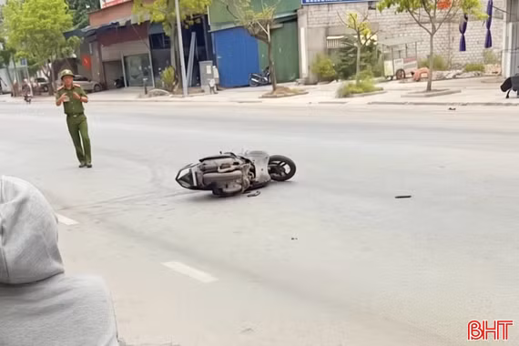 Cô gái tử vong sau vụ xe máy va chạm xe tải