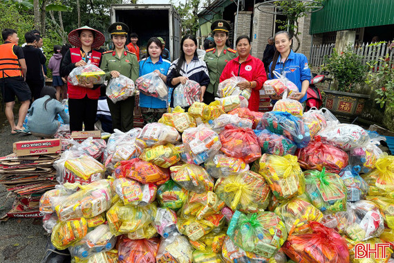 Trao 600 suất quà đến bà con vùng lũ hạ du Kẻ Gỗ