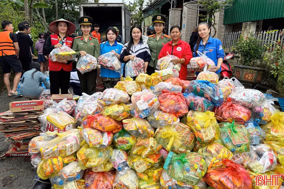 Trao 600 suất quà đến bà con vùng lũ hạ du Kẻ Gỗ