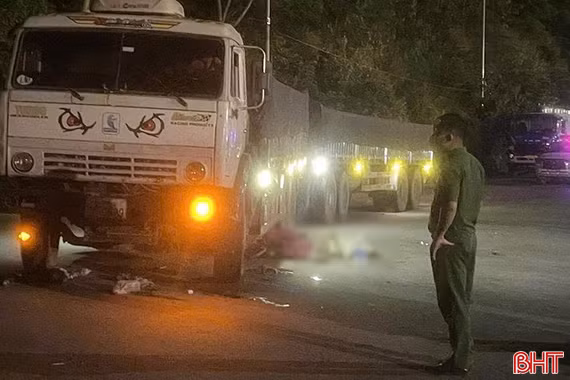 Xe đầu kéo va chạm xe đạp điện, 2 nữ sinh thương vong