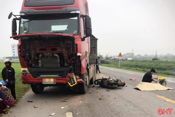Xe đầu kéo va chạm xe máy, 1 người tử vong trên Quốc lộ 15B ở Hà Tĩnh